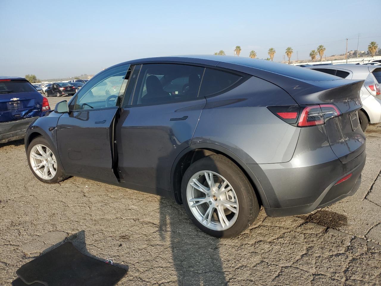 Photo 1 VIN: 7SAYGAEE9PF966807 - TESLA MODEL Y 