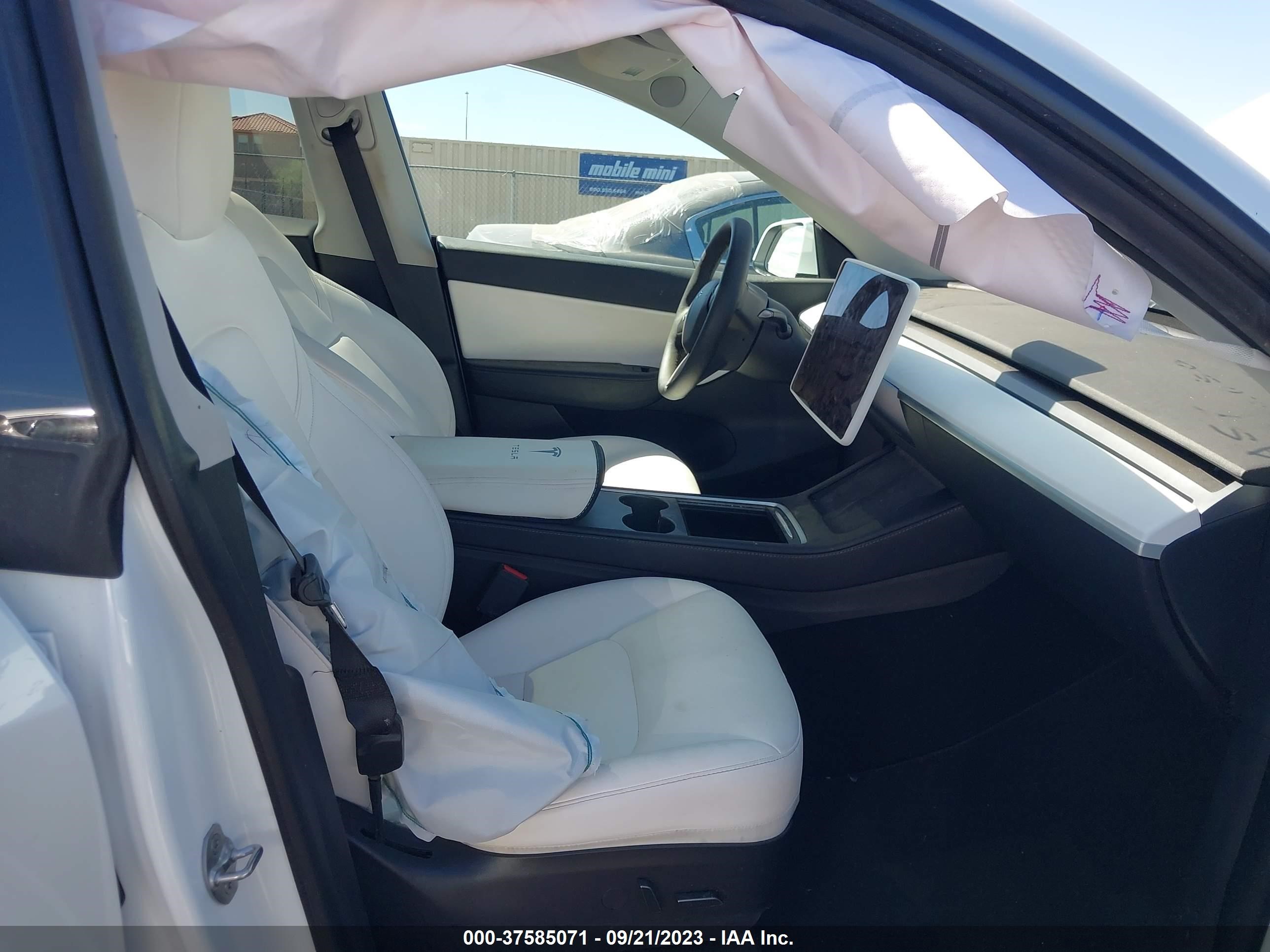 Photo 4 VIN: 7SAYGAEEXNF361773 - TESLA MODEL Y 