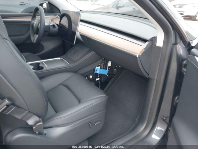 Photo 4 VIN: 7SAYGAEEXPF932861 - TESLA MODEL Y 