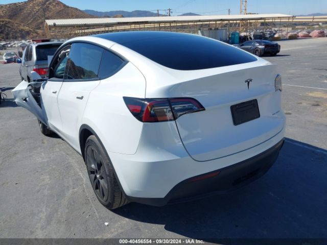 Photo 2 VIN: 7SAYGAEEXRF108555 - TESLA MODEL Y 