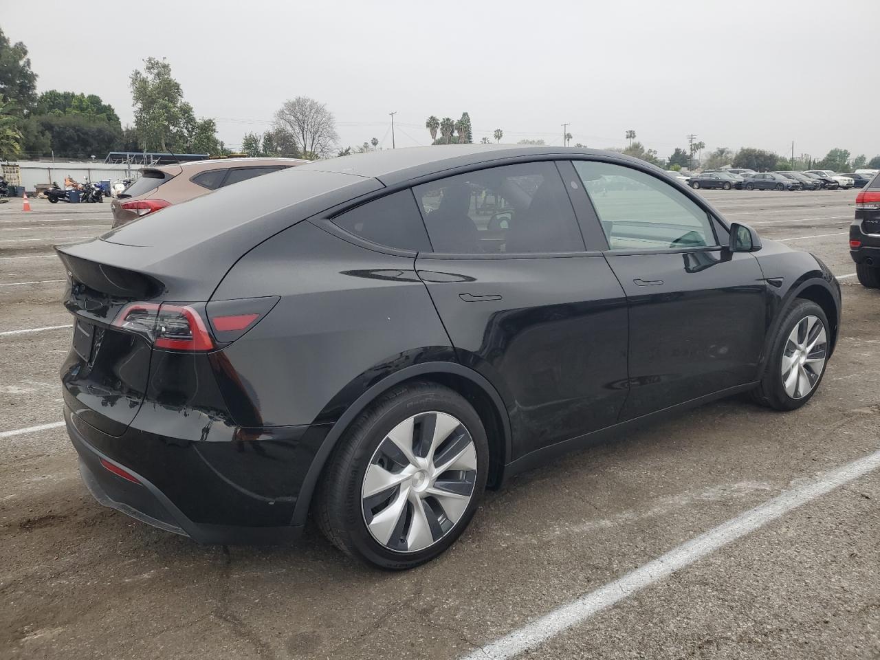 Photo 2 VIN: 7SAYGDED2PF971999 - TESLA MODEL Y 