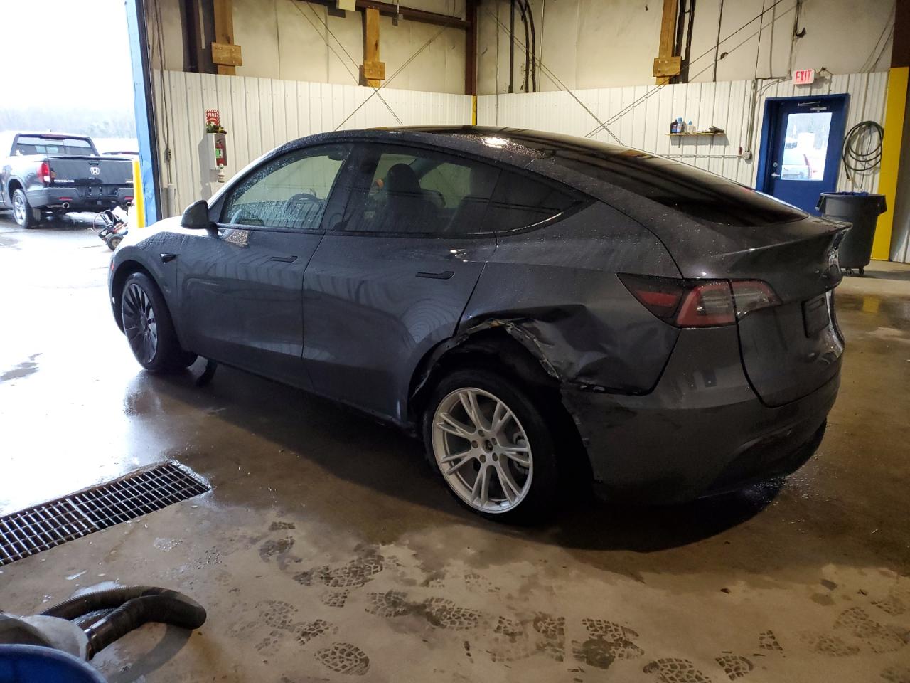 Photo 1 VIN: 7SAYGDED3PF933570 - TESLA MODEL Y 