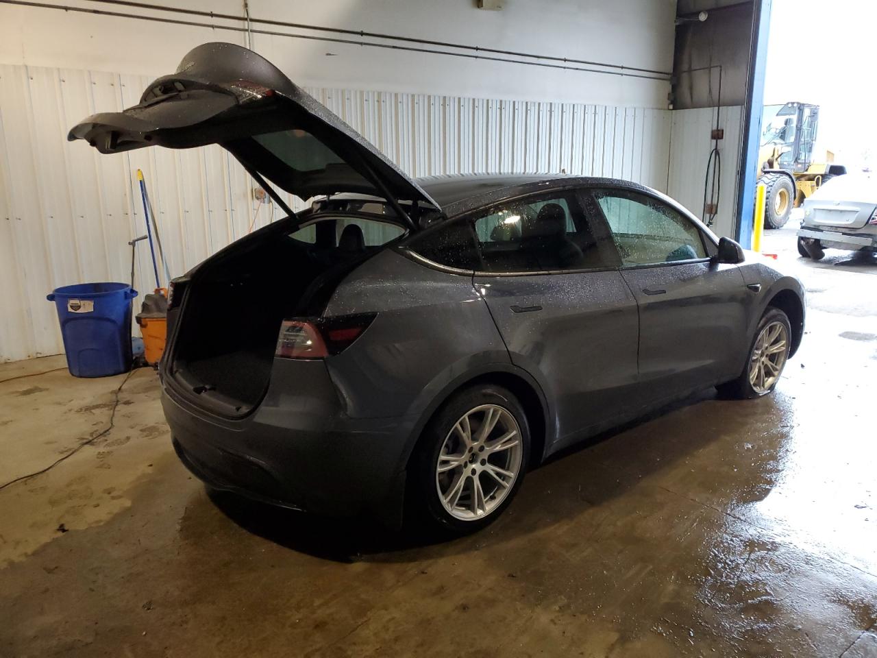 Photo 2 VIN: 7SAYGDED3PF933570 - TESLA MODEL Y 