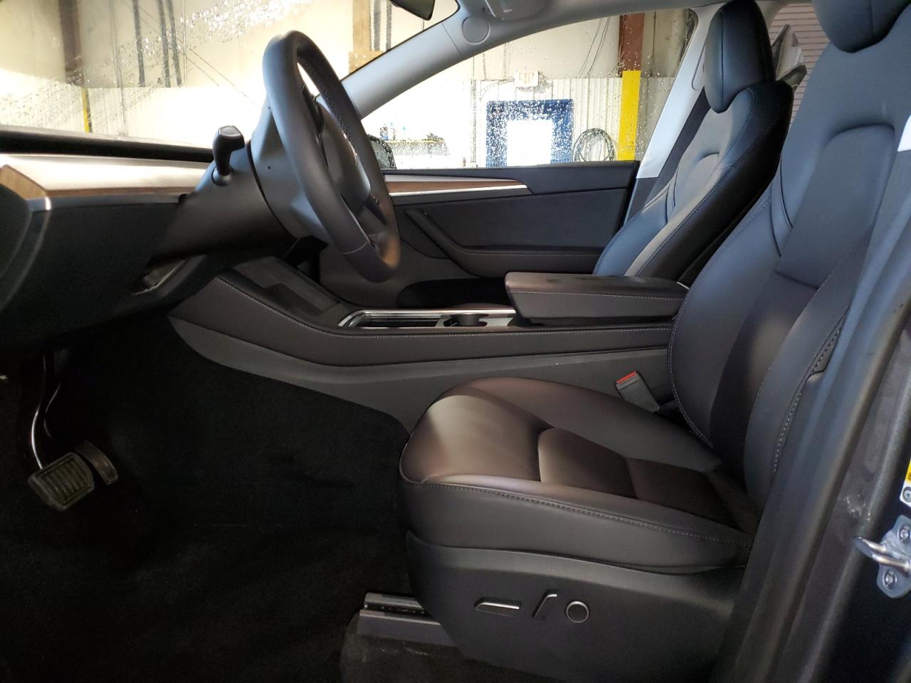 Photo 6 VIN: 7SAYGDED3PF933570 - TESLA MODEL Y 