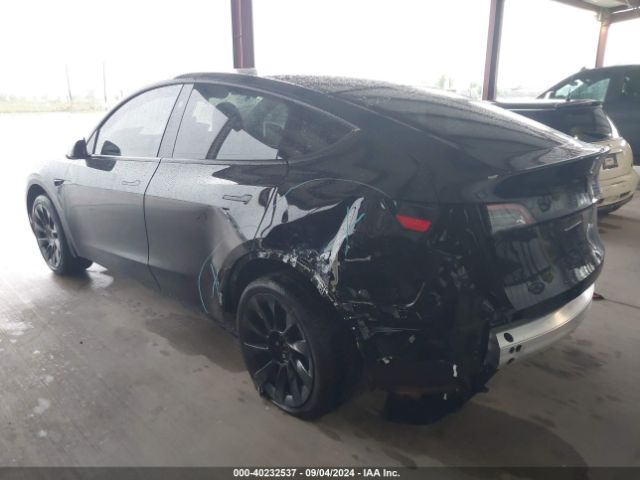 Photo 2 VIN: 7SAYGDED8RF053547 - TESLA MODEL Y 