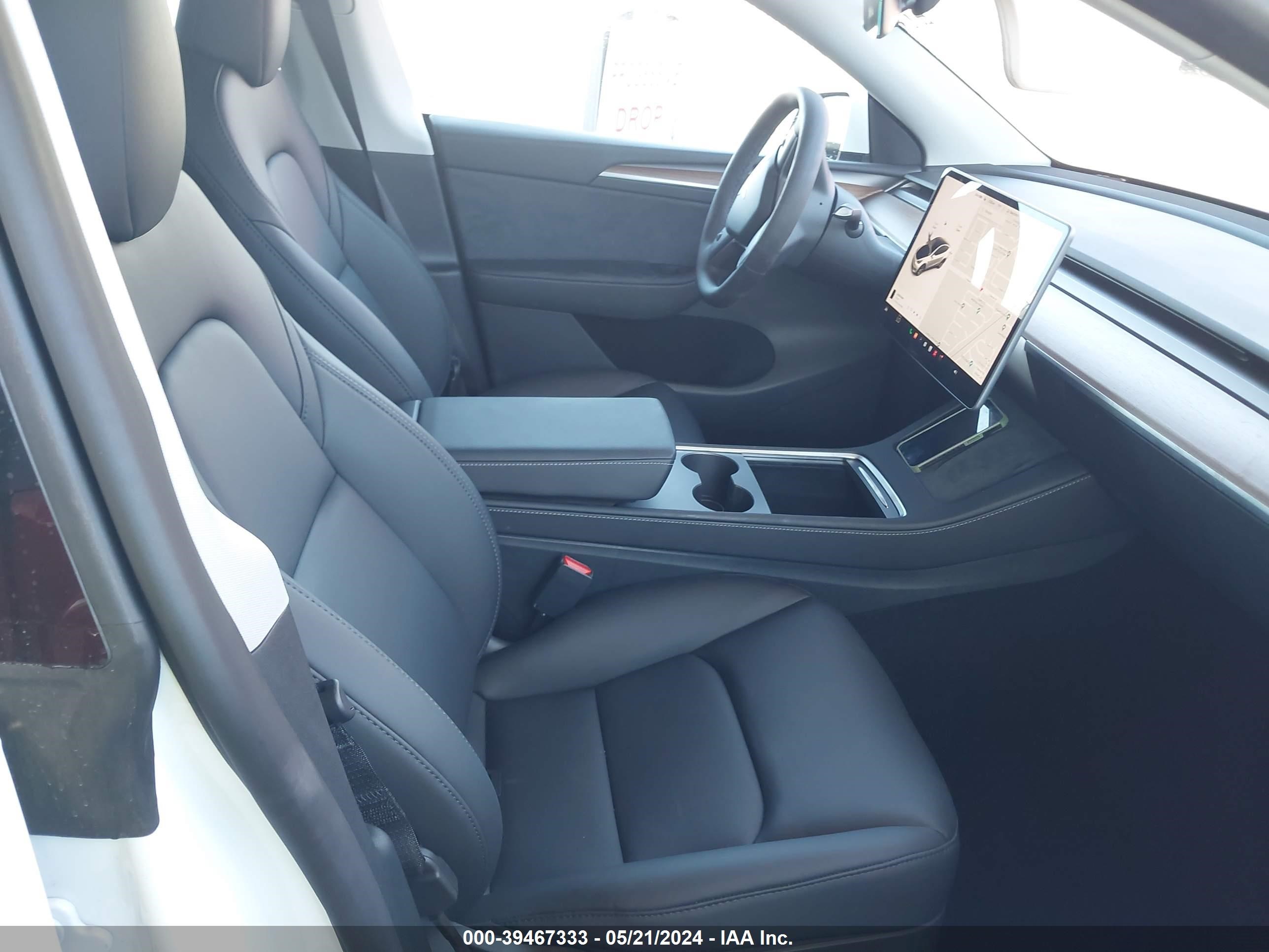 Photo 4 VIN: 7SAYGDEDXRF047457 - TESLA MODEL Y 