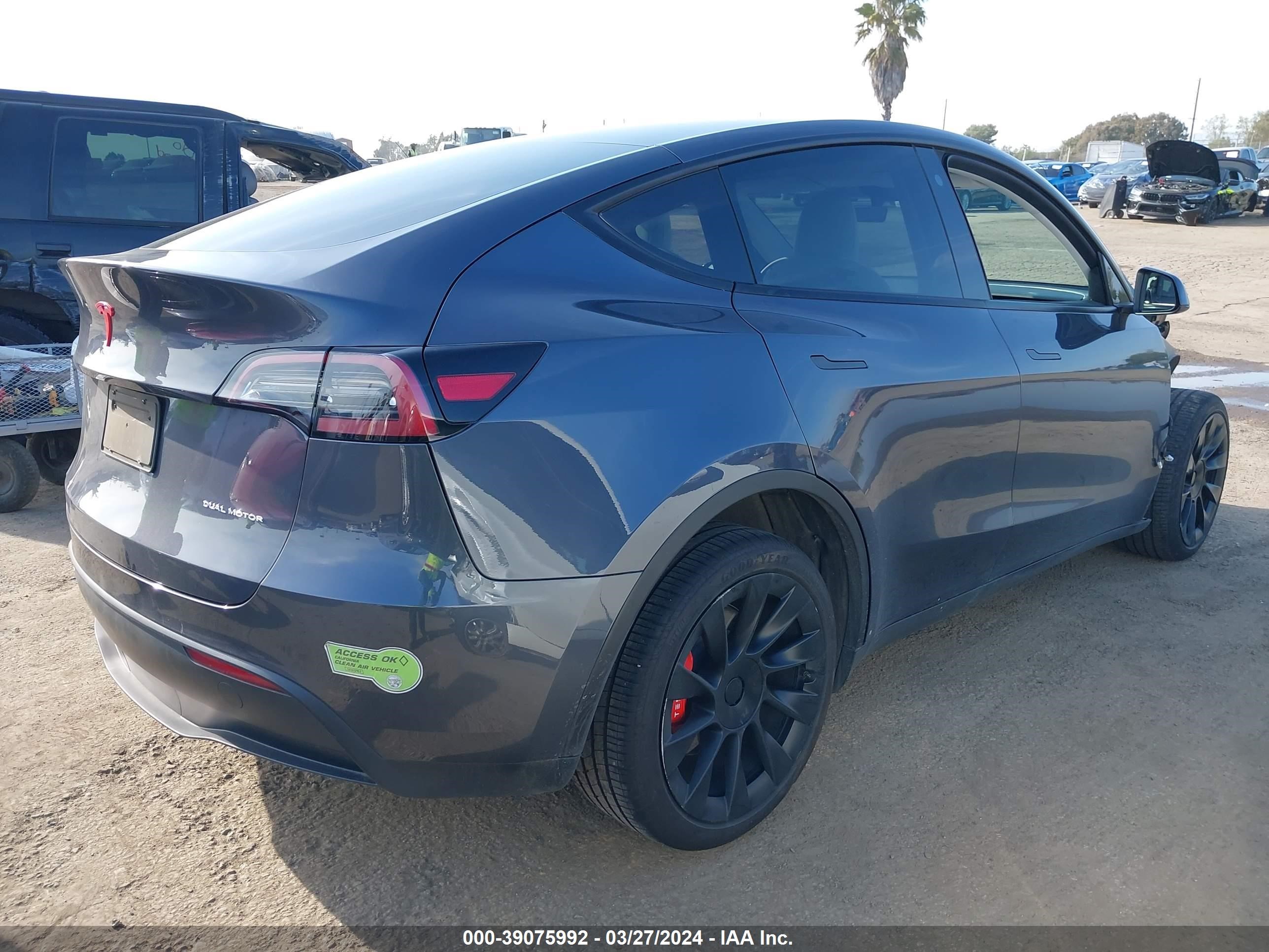 Photo 3 VIN: 7SAYGDEE0PF606083 - TESLA MODEL Y 