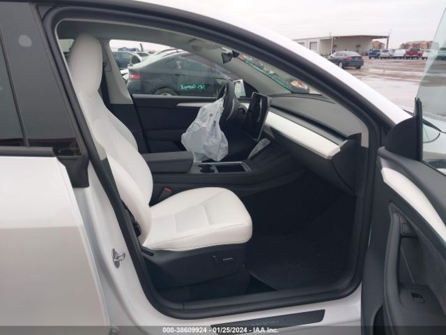 Photo 4 VIN: 7SAYGDEE0PF883493 - TESLA MODEL Y 