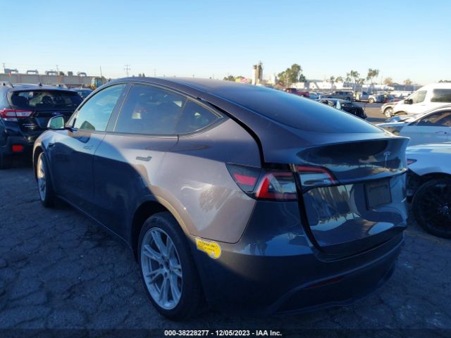 Photo 2 VIN: 7SAYGDEE1NF324435 - TESLA MODEL Y 