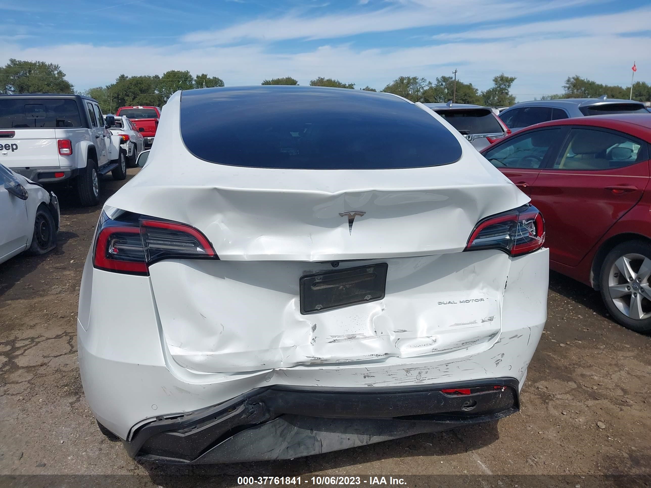 Photo 13 VIN: 7SAYGDEE1NF332728 - TESLA MODEL Y 