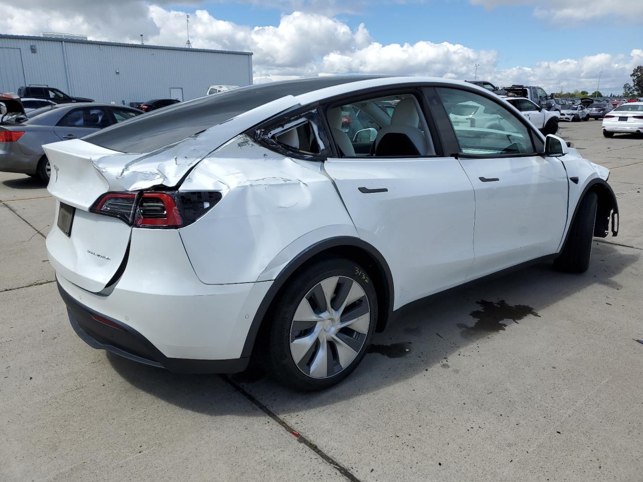 Photo 2 VIN: 7SAYGDEE1NF440394 - TESLA MODEL Y 