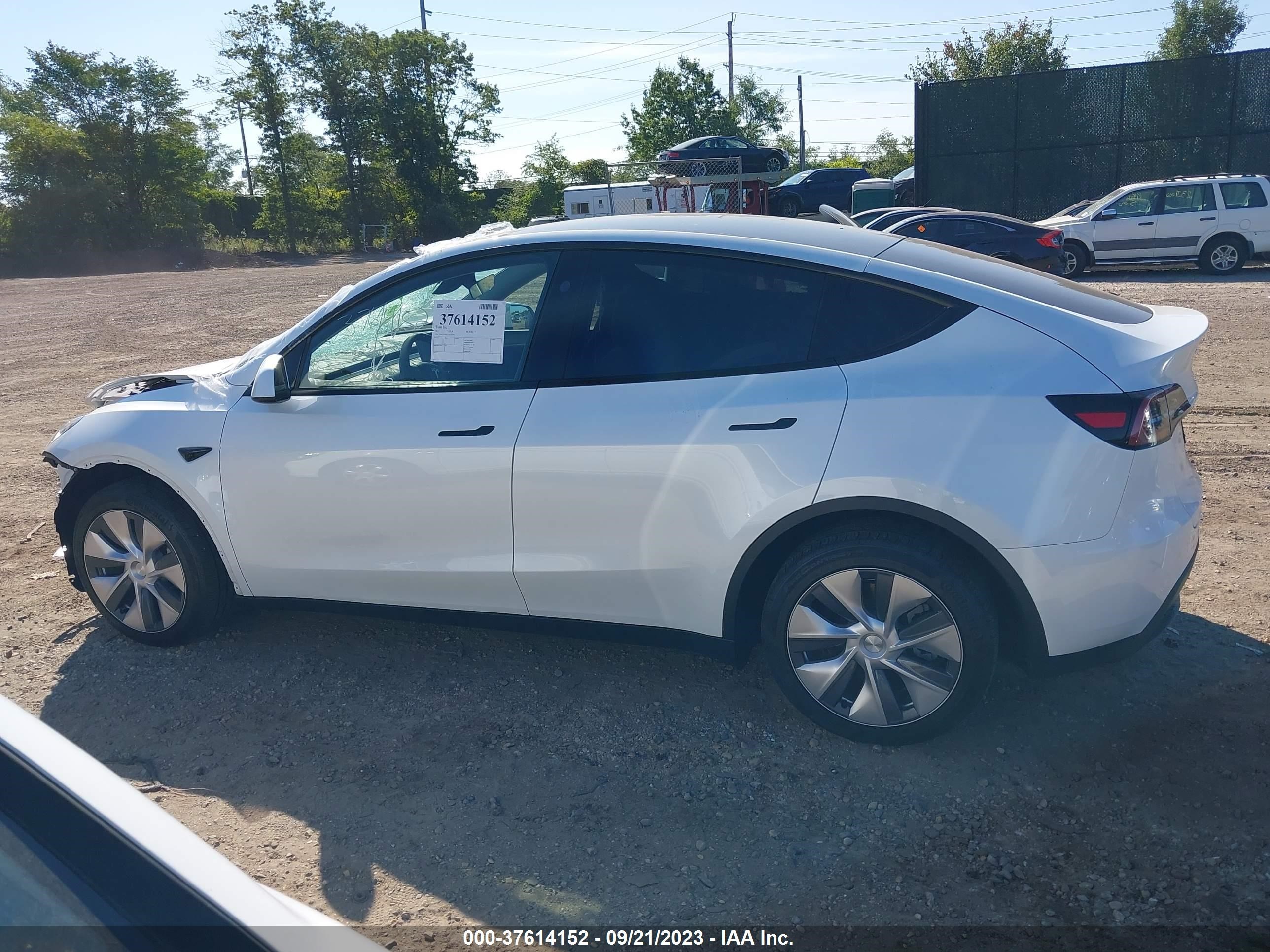 Photo 13 VIN: 7SAYGDEE1PA139740 - TESLA MODEL Y 