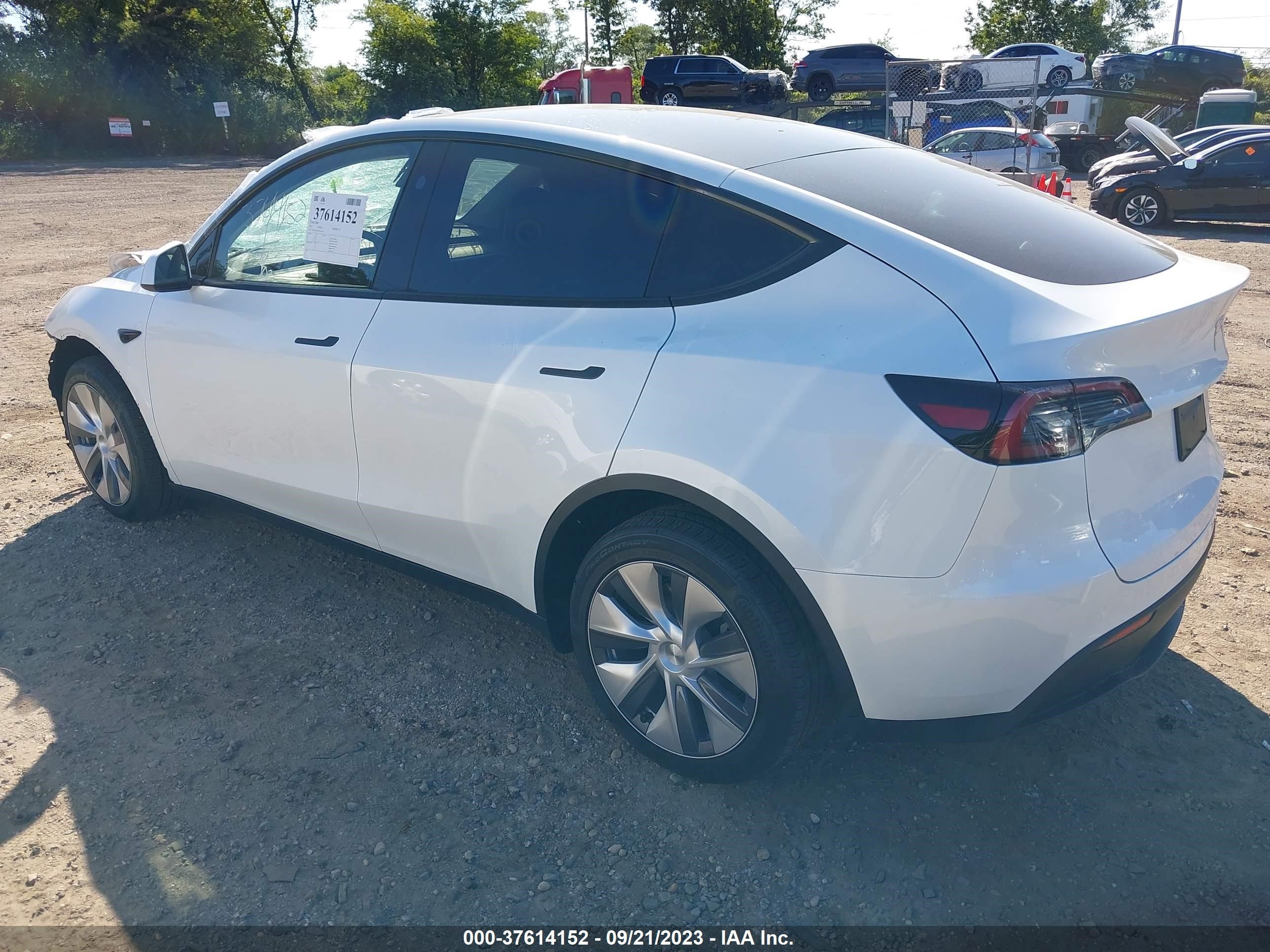 Photo 2 VIN: 7SAYGDEE1PA139740 - TESLA MODEL Y 