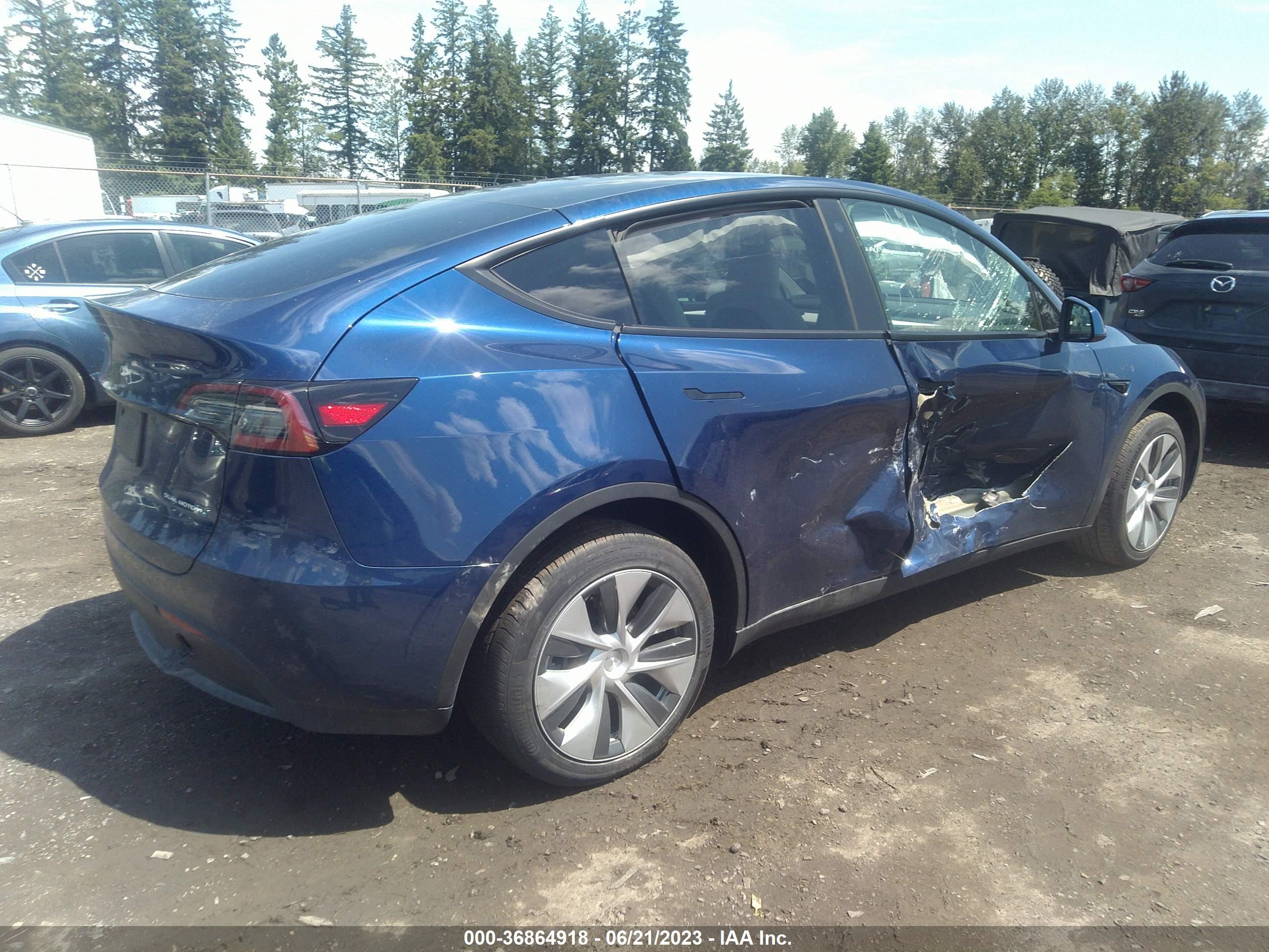 Photo 3 VIN: 7SAYGDEE1PF684128 - TESLA MODEL Y 