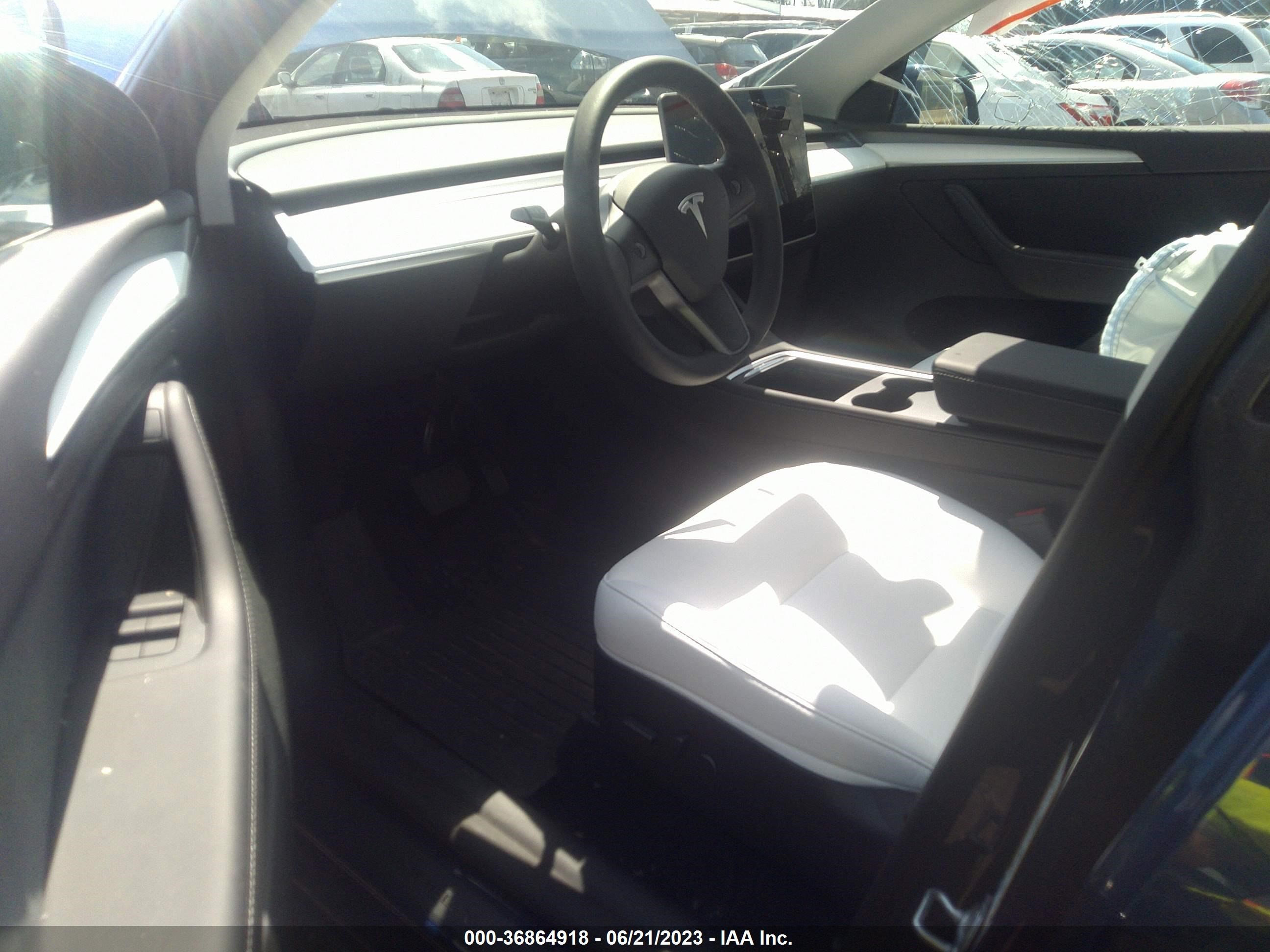 Photo 4 VIN: 7SAYGDEE1PF684128 - TESLA MODEL Y 