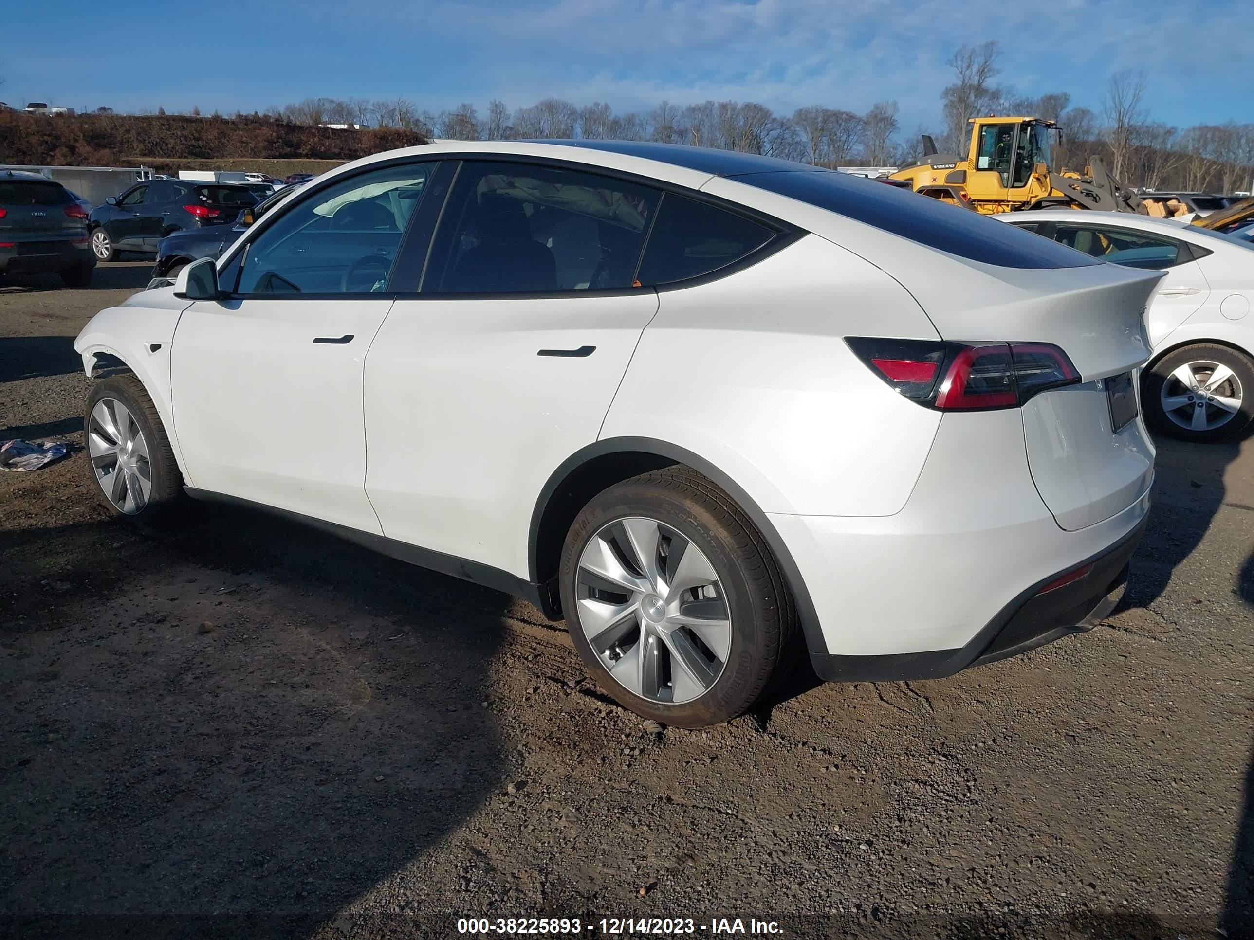 Photo 2 VIN: 7SAYGDEE1PF761435 - TESLA MODEL Y 