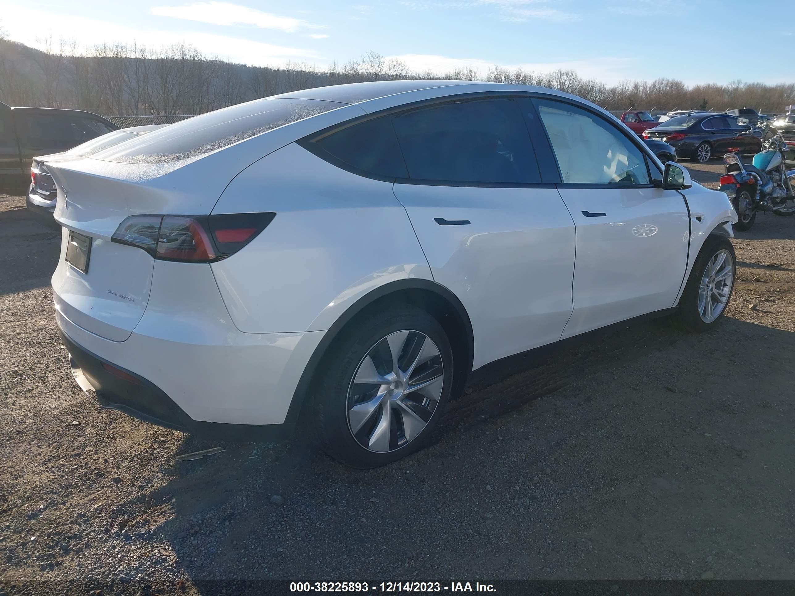 Photo 3 VIN: 7SAYGDEE1PF761435 - TESLA MODEL Y 