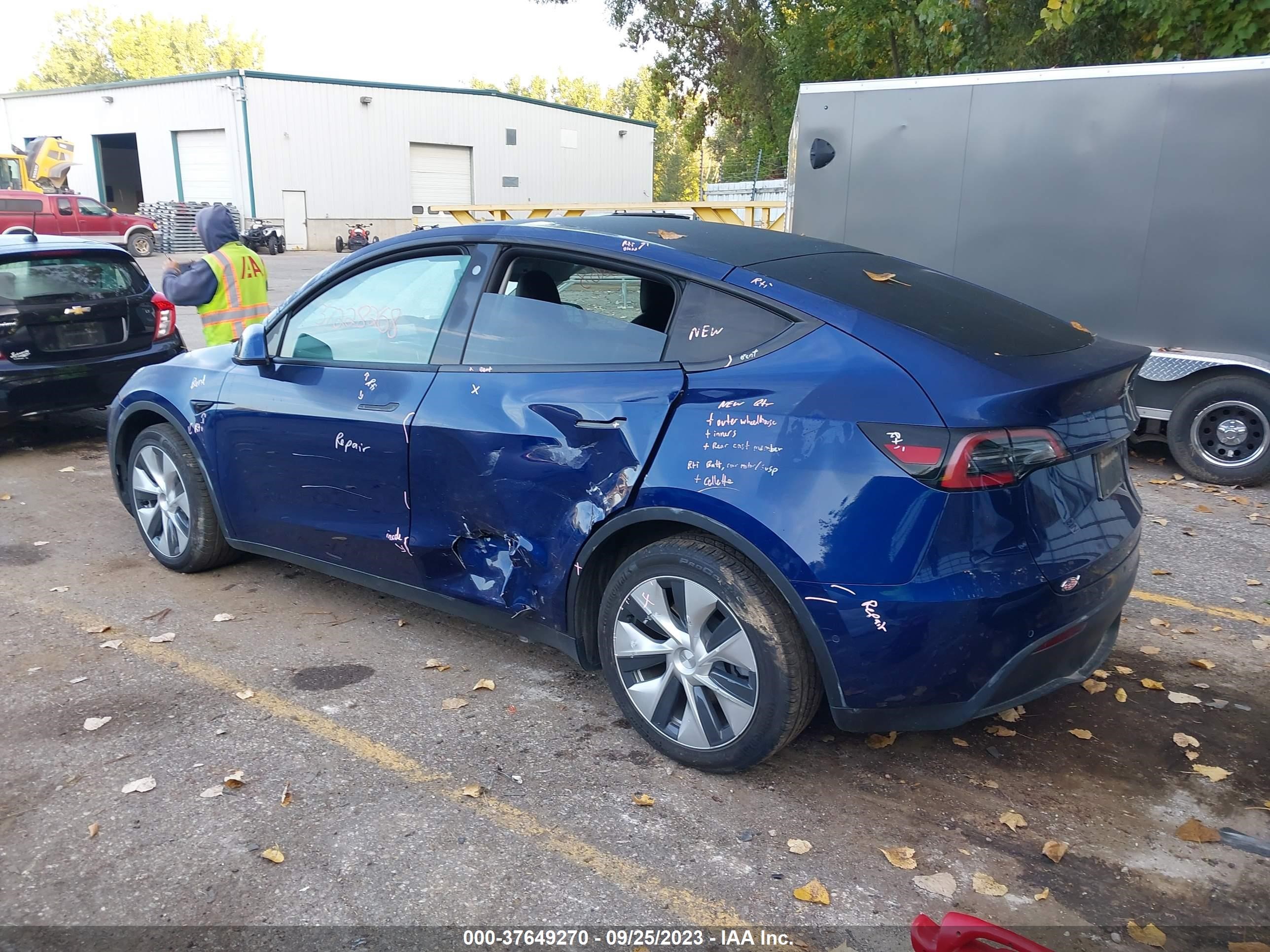 Photo 2 VIN: 7SAYGDEE2NF336464 - TESLA MODEL Y 