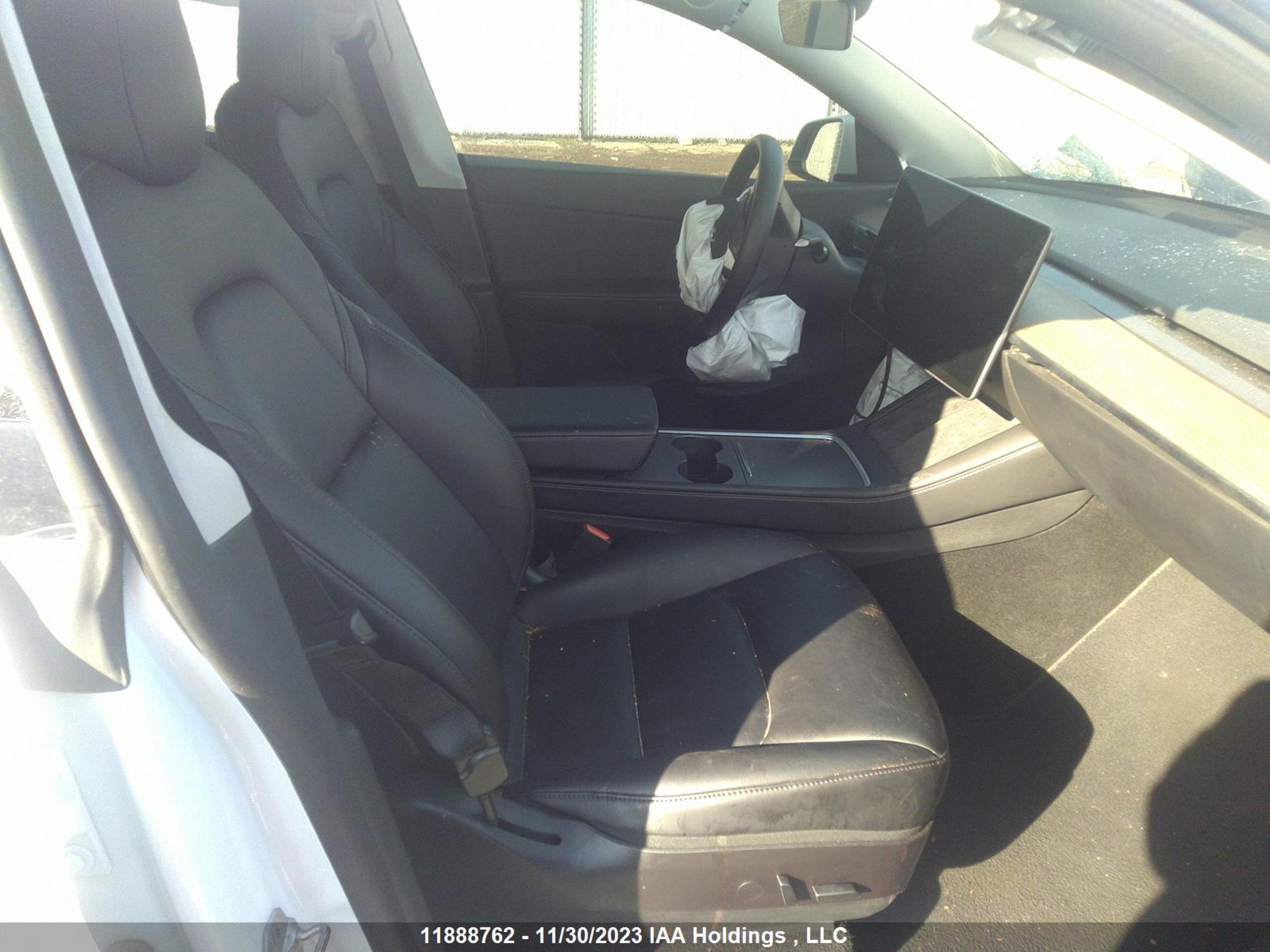 Photo 4 VIN: 7SAYGDEE2NF465904 - TESLA MODEL Y 