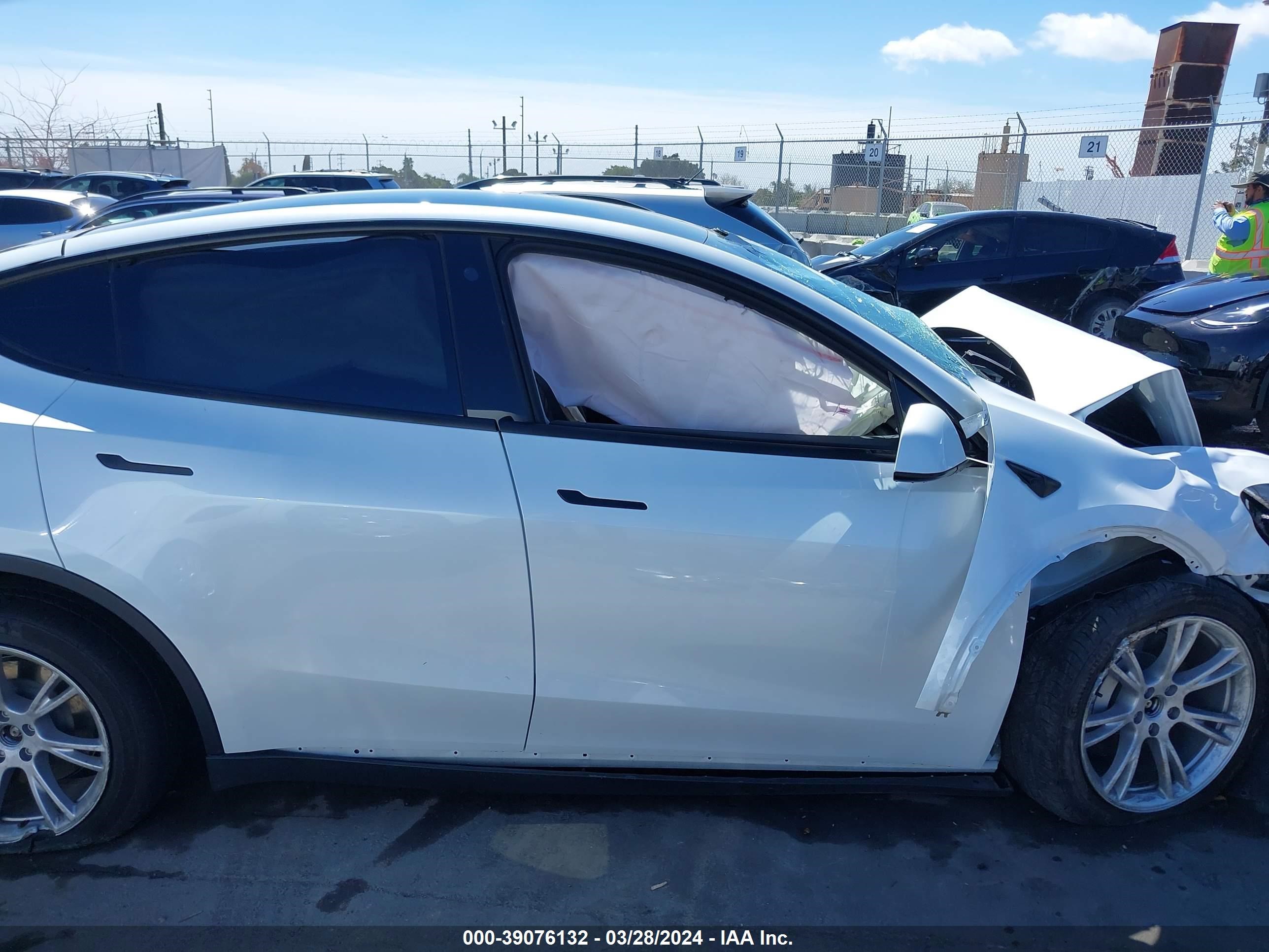 Photo 12 VIN: 7SAYGDEE2PA037749 - TESLA MODEL Y 