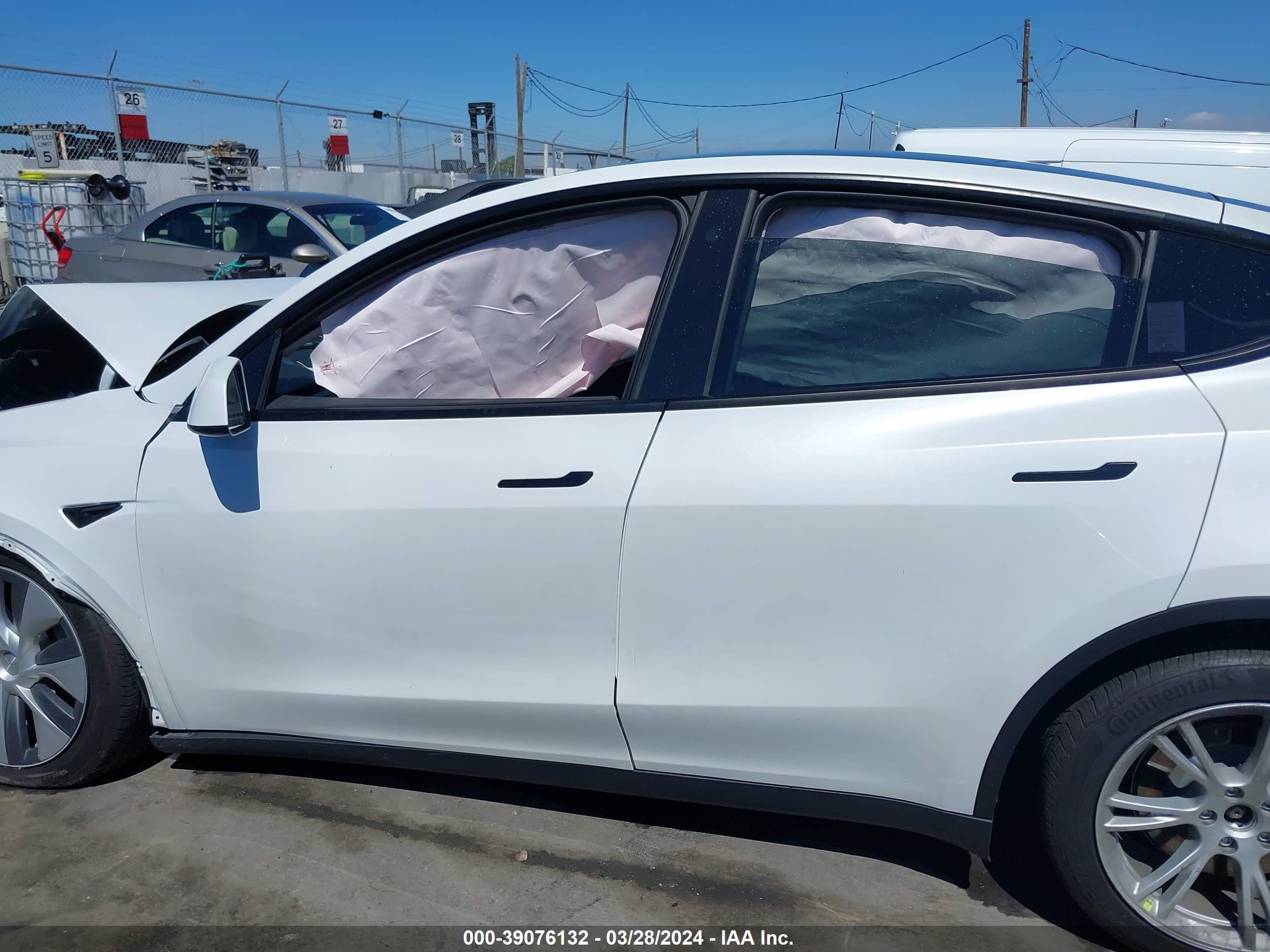 Photo 13 VIN: 7SAYGDEE2PA037749 - TESLA MODEL Y 