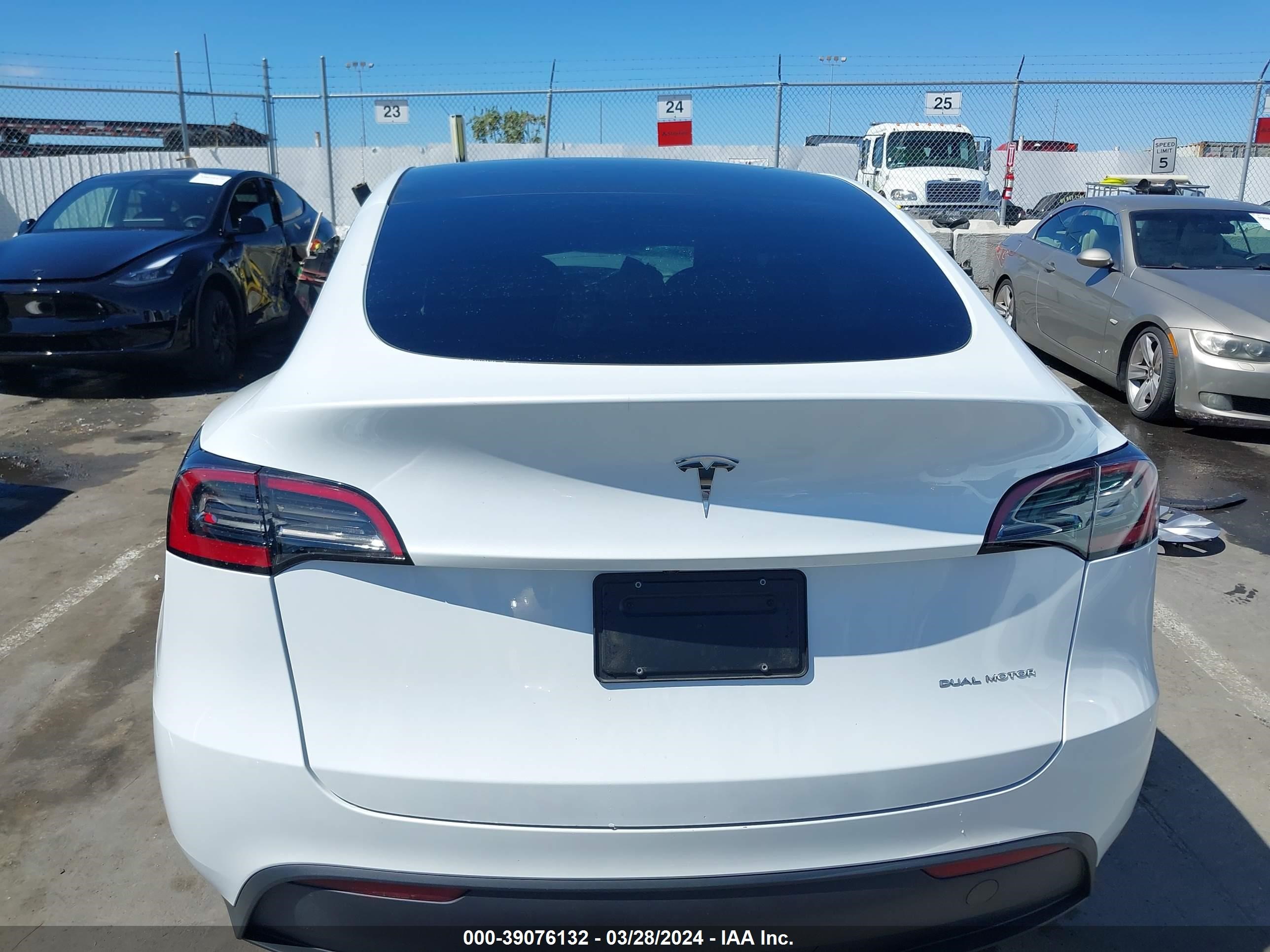 Photo 15 VIN: 7SAYGDEE2PA037749 - TESLA MODEL Y 