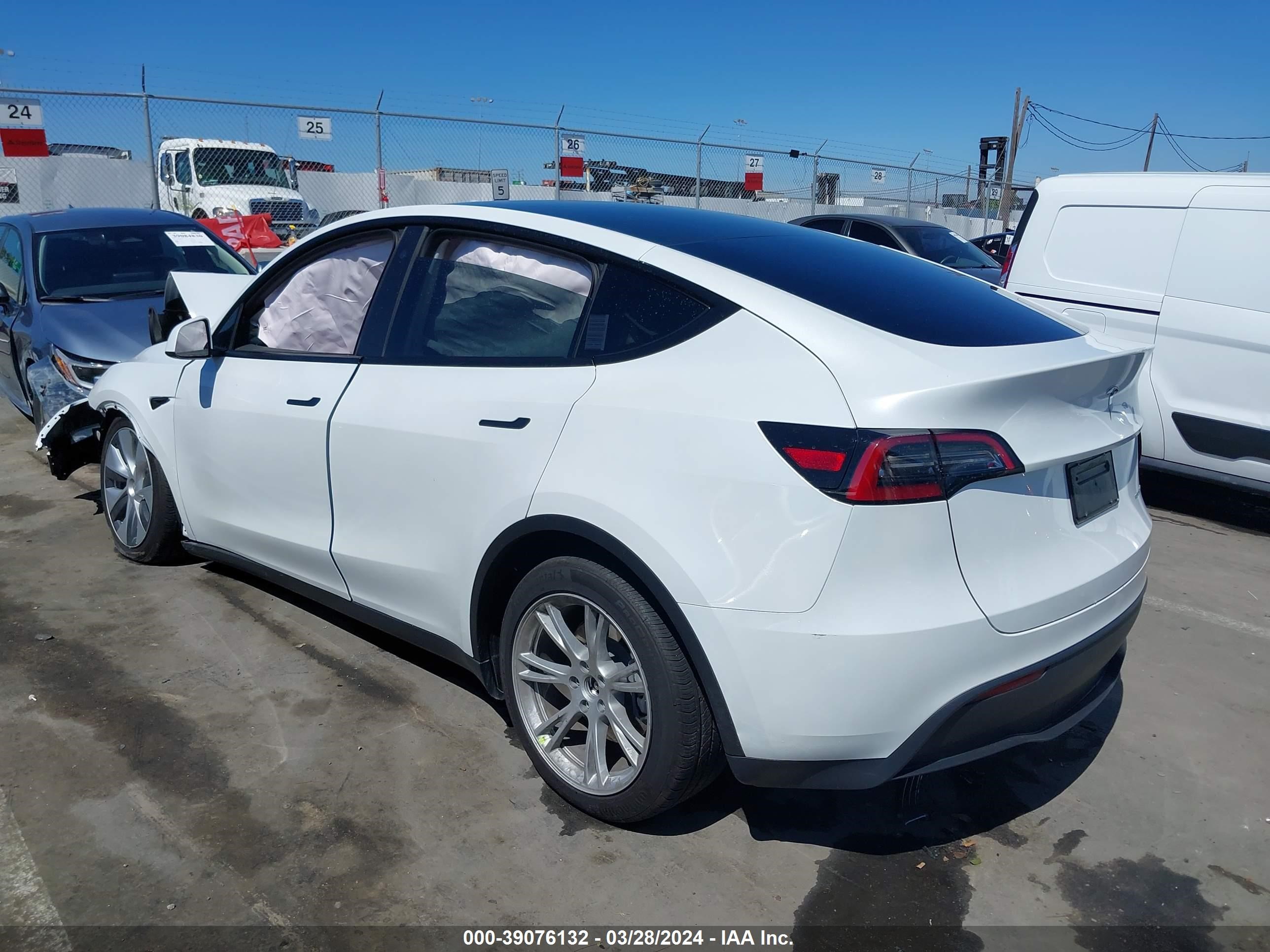 Photo 2 VIN: 7SAYGDEE2PA037749 - TESLA MODEL Y 