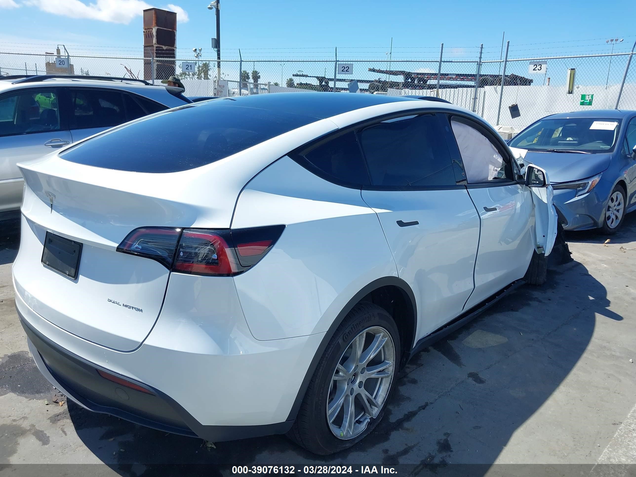 Photo 3 VIN: 7SAYGDEE2PA037749 - TESLA MODEL Y 