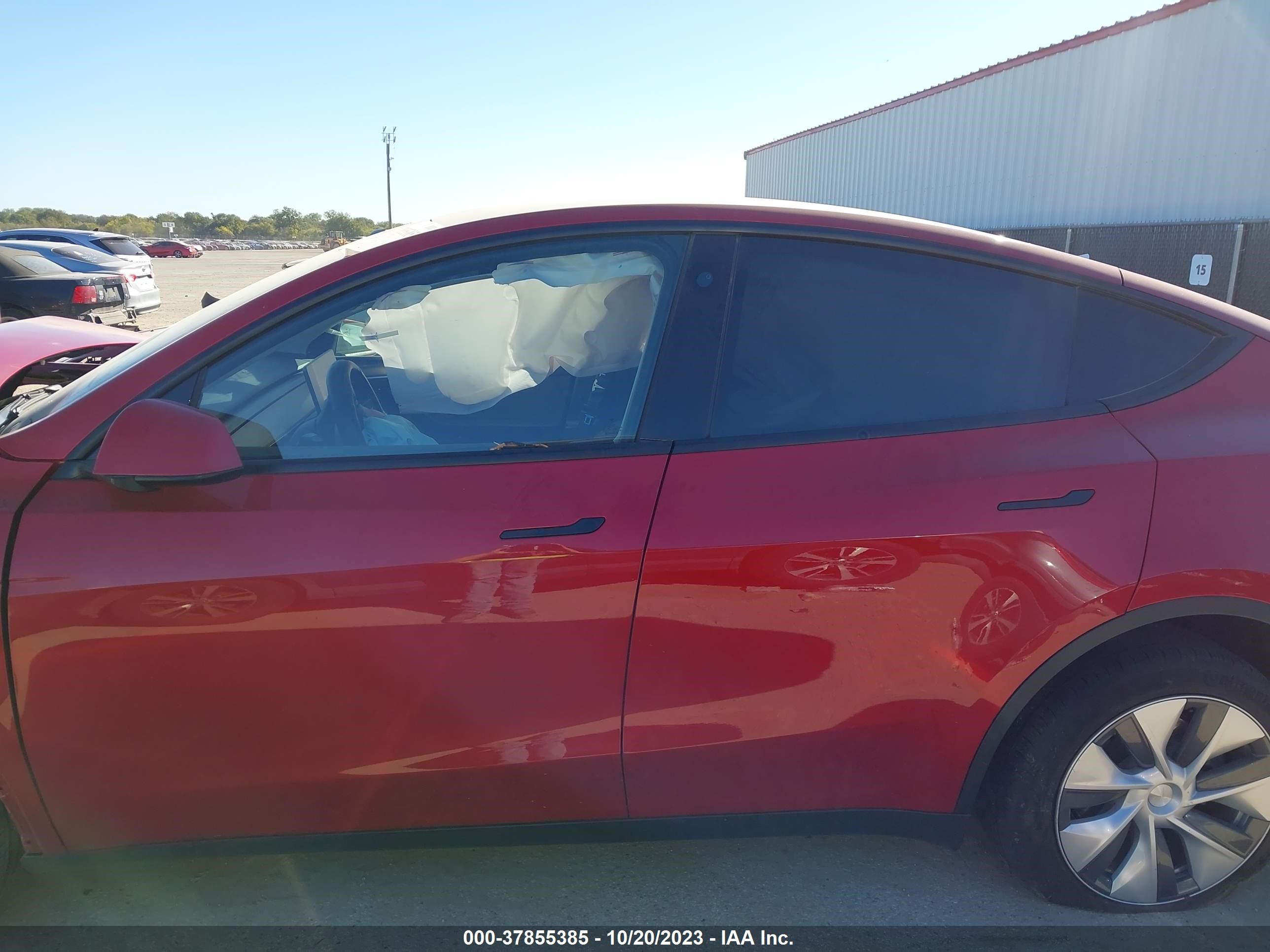 Photo 13 VIN: 7SAYGDEE2PA063266 - TESLA MODEL Y 