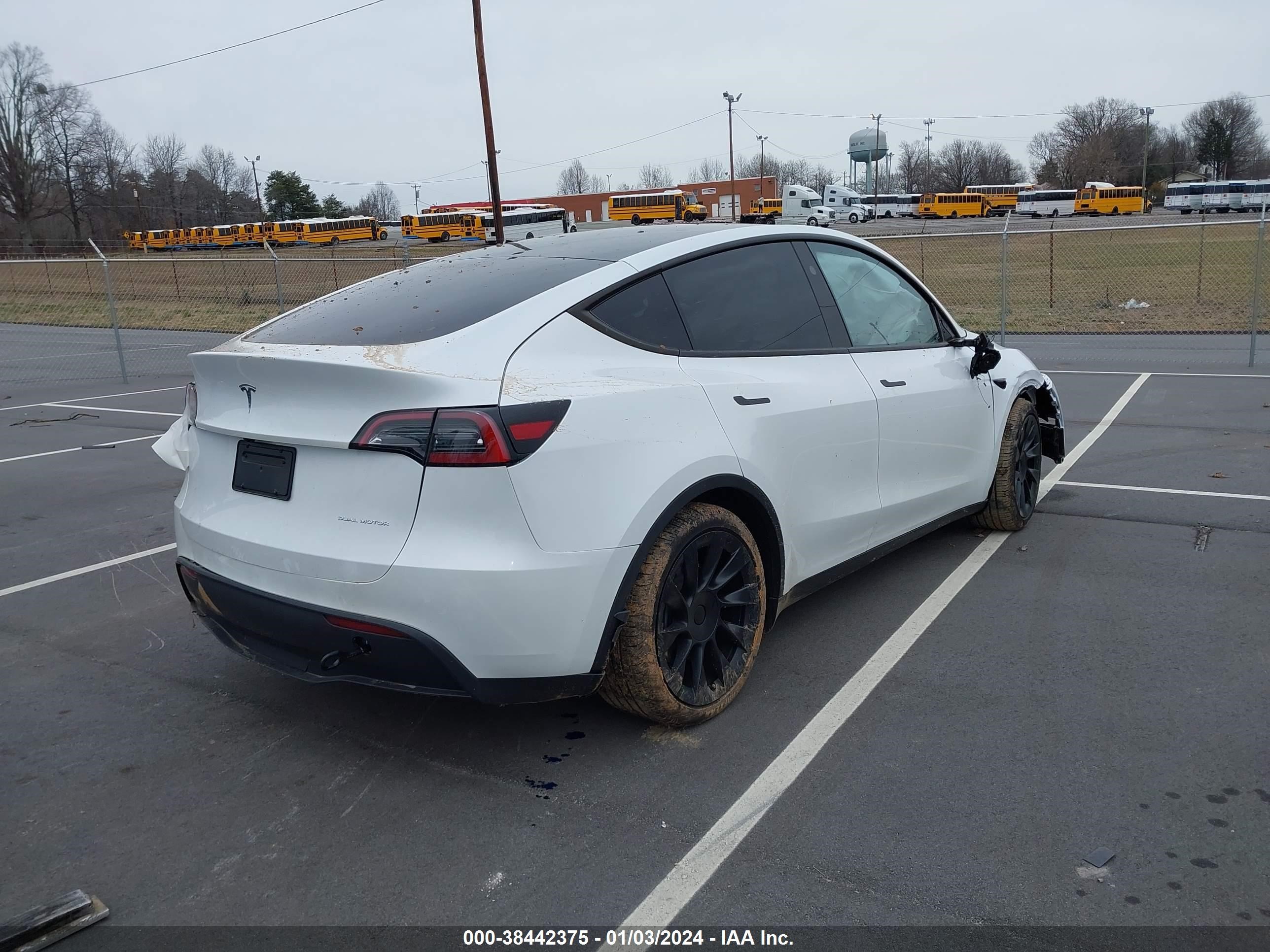 Photo 3 VIN: 7SAYGDEE2PA161102 - TESLA MODEL Y 