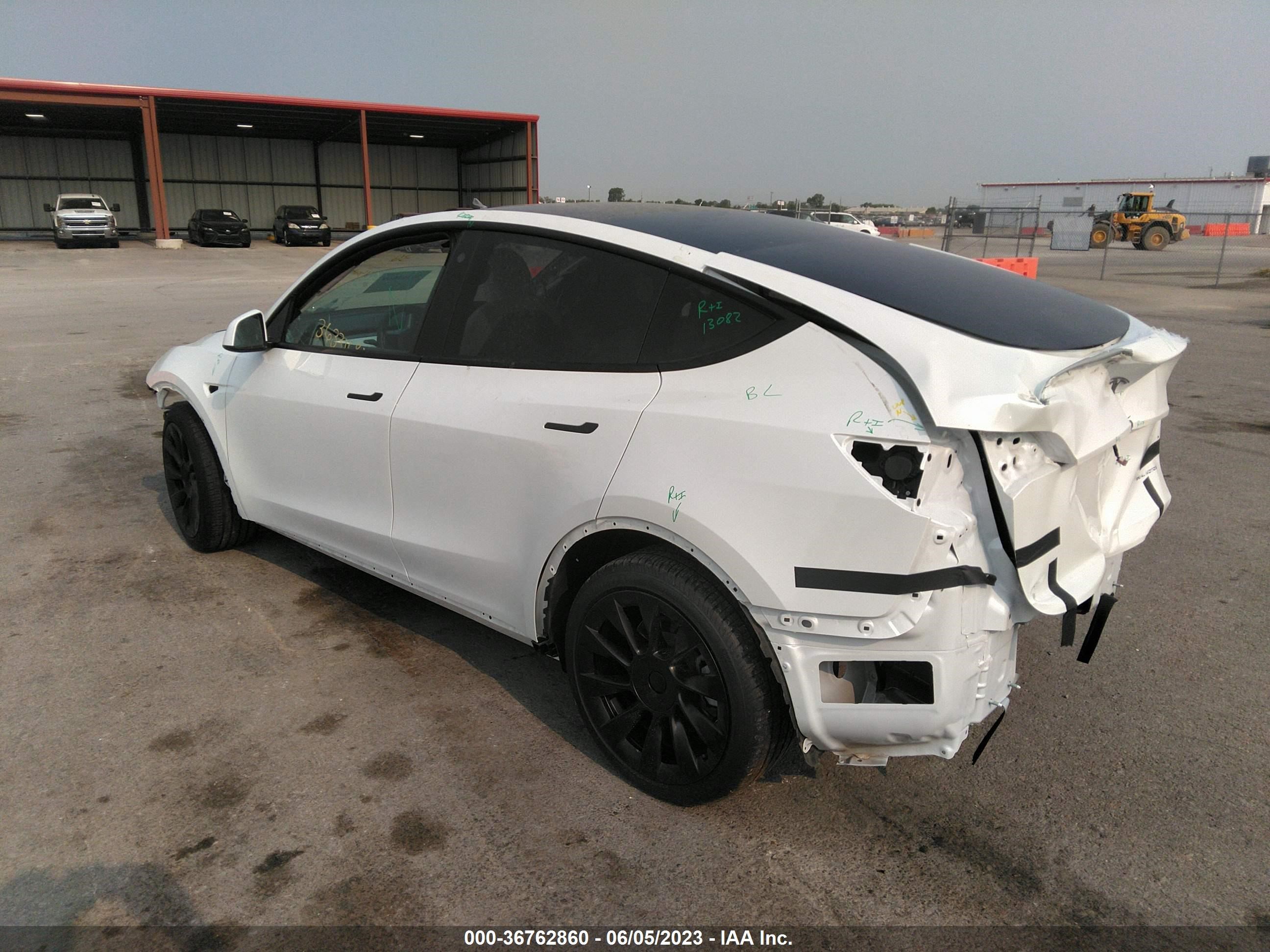 Photo 2 VIN: 7SAYGDEE2PF615366 - TESLA MODEL Y 