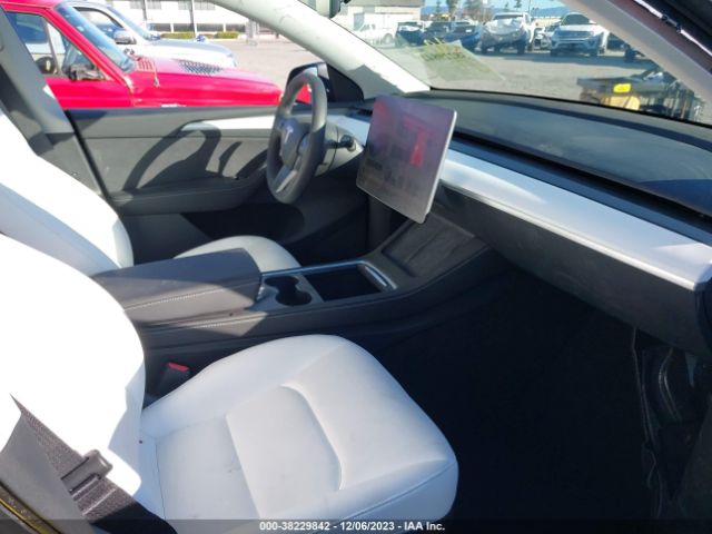 Photo 4 VIN: 7SAYGDEE2PF619823 - TESLA MODEL Y 