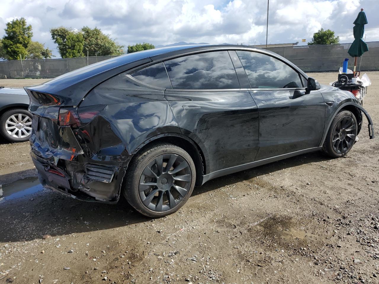 Photo 2 VIN: 7SAYGDEE2PF620258 - TESLA MODEL Y 