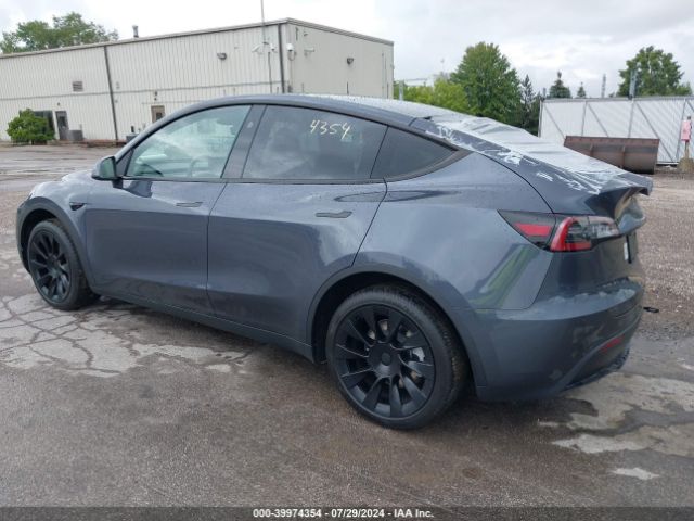 Photo 2 VIN: 7SAYGDEE2PF877629 - TESLA MODEL Y 