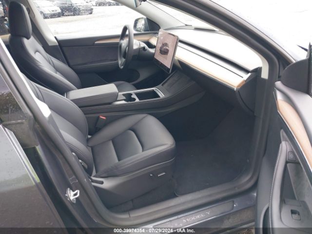 Photo 4 VIN: 7SAYGDEE2PF877629 - TESLA MODEL Y 