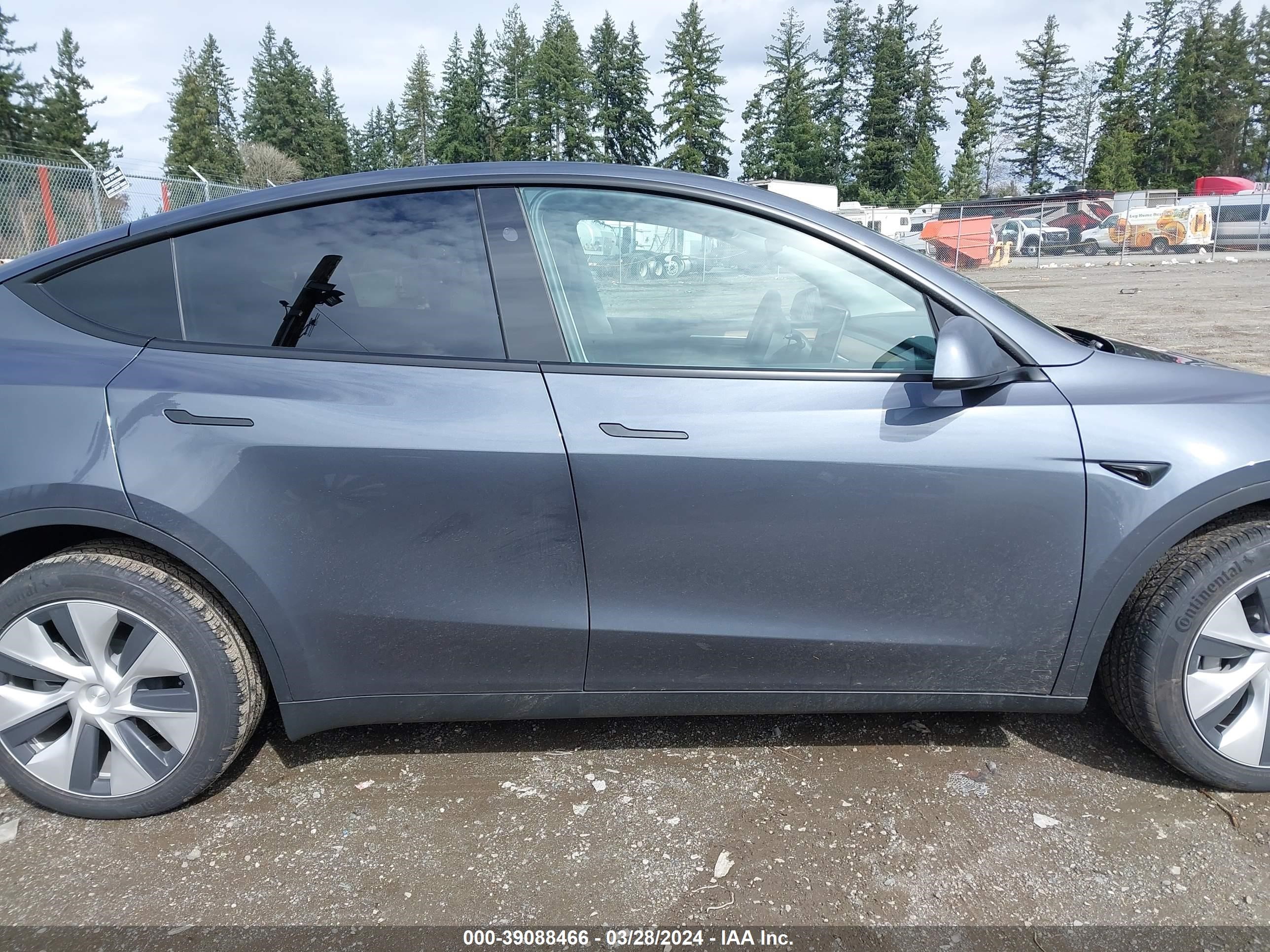 Photo 12 VIN: 7SAYGDEE2PF980484 - TESLA MODEL Y 