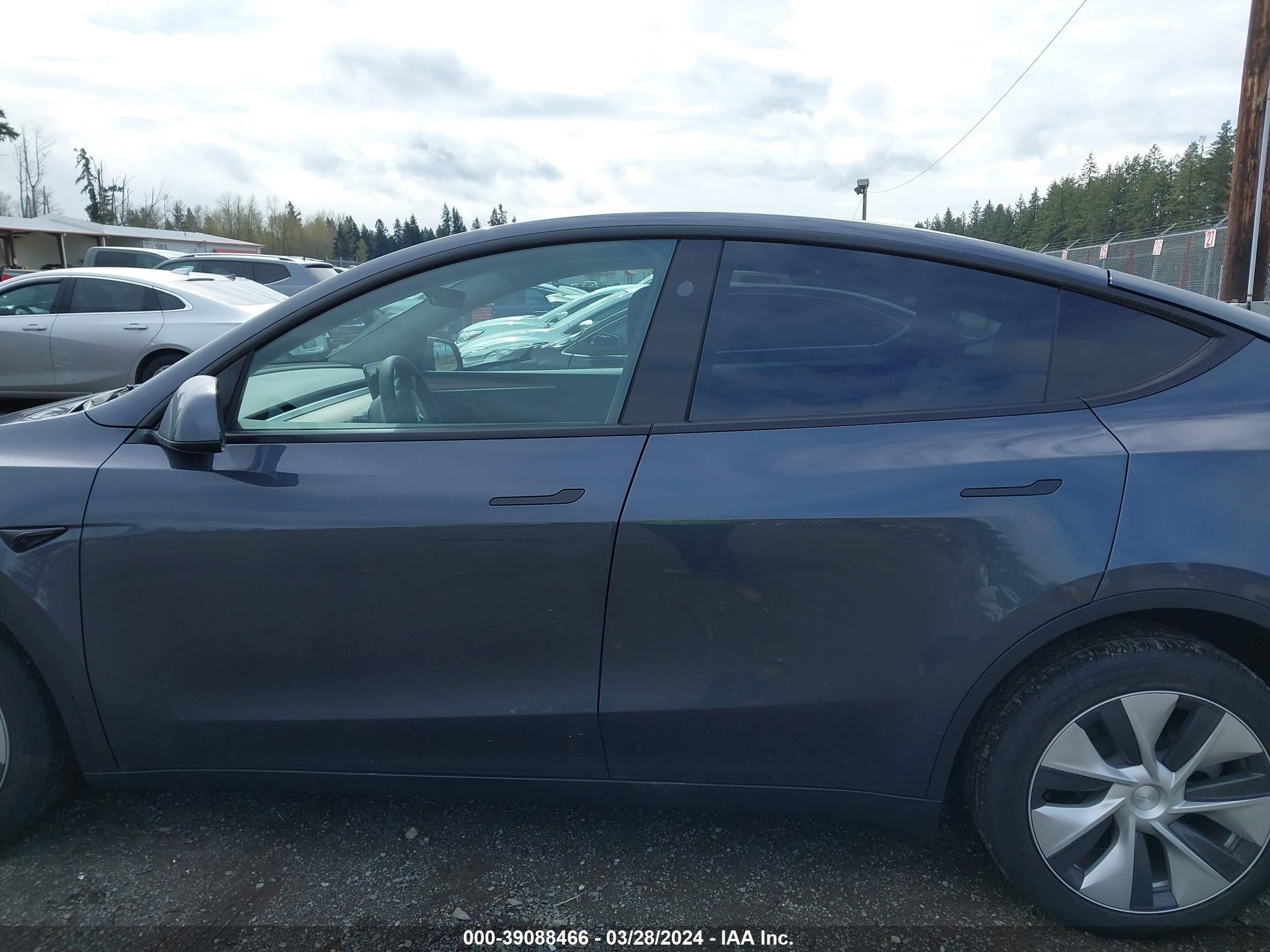 Photo 13 VIN: 7SAYGDEE2PF980484 - TESLA MODEL Y 