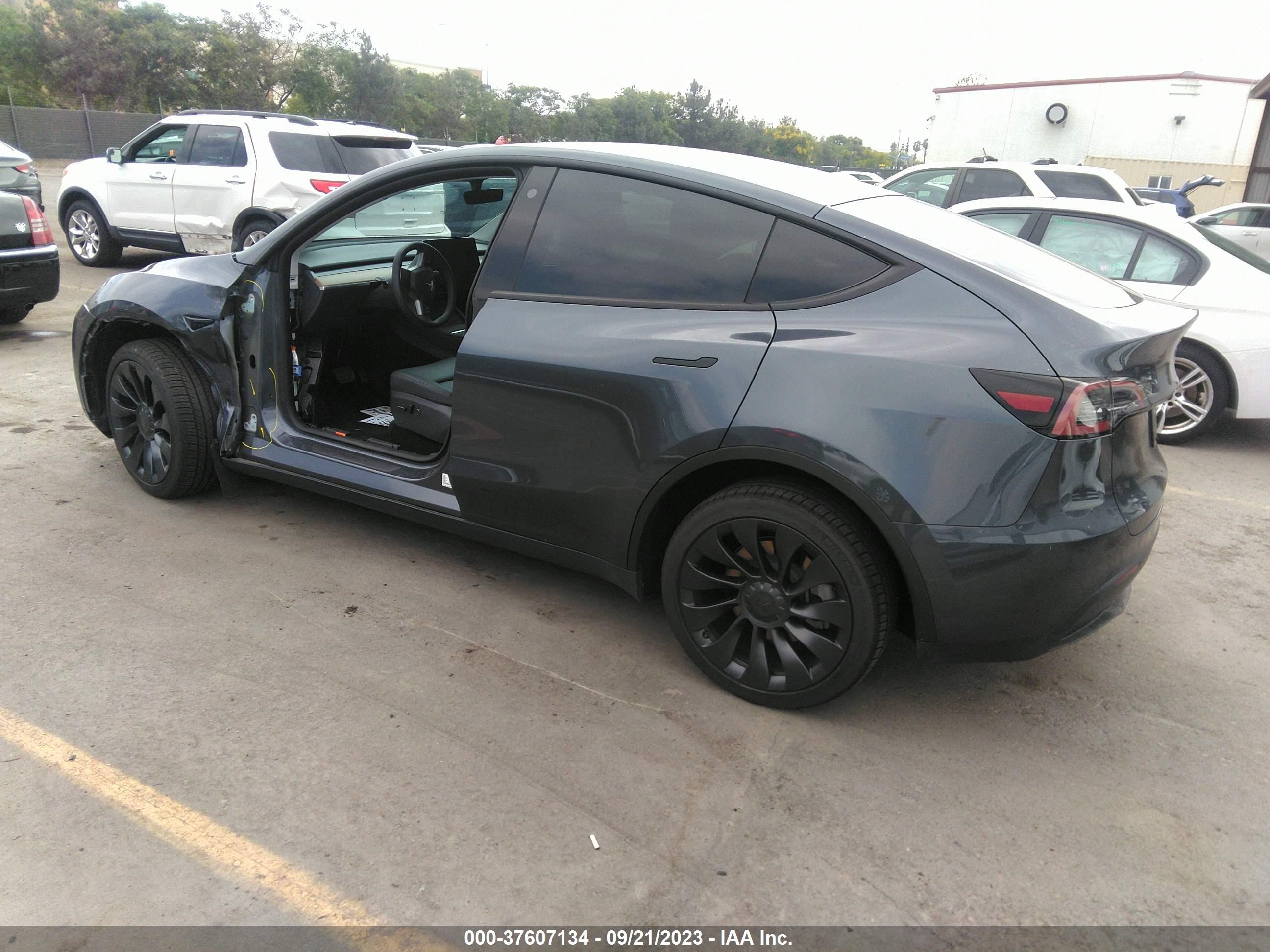 Photo 2 VIN: 7SAYGDEE3PA034228 - TESLA MODEL Y 