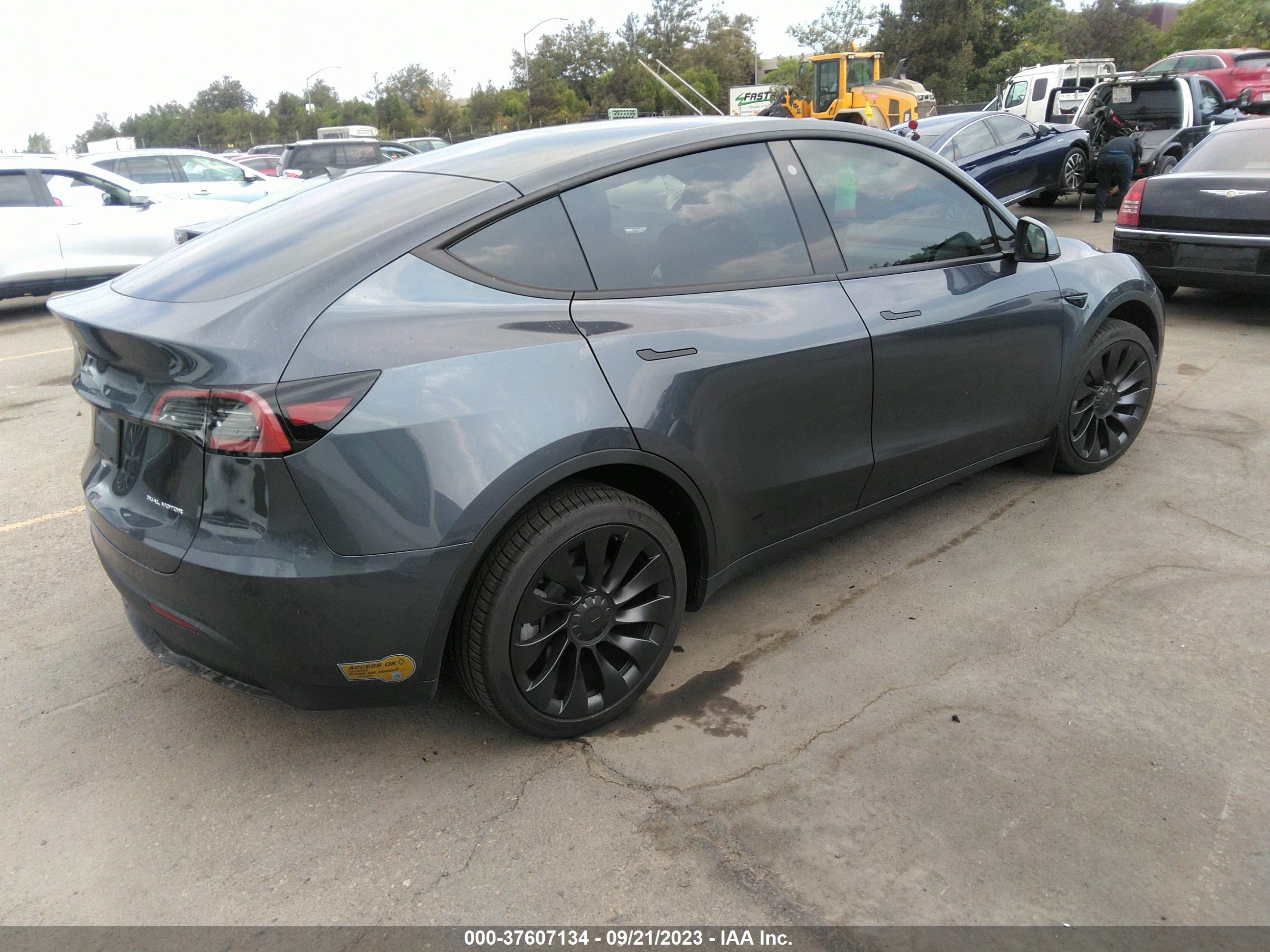 Photo 3 VIN: 7SAYGDEE3PA034228 - TESLA MODEL Y 