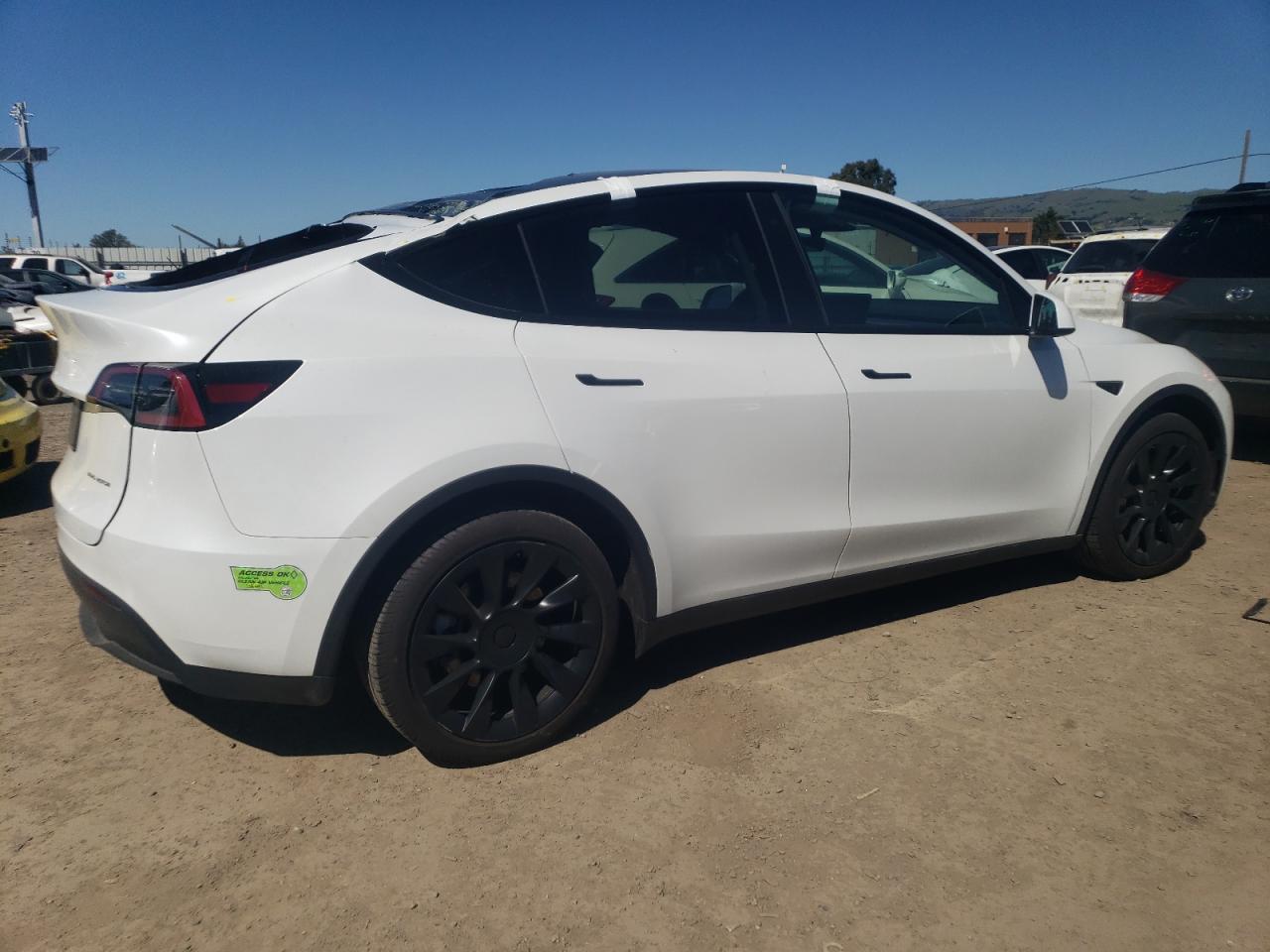 Photo 2 VIN: 7SAYGDEE3PF748735 - TESLA MODEL Y 