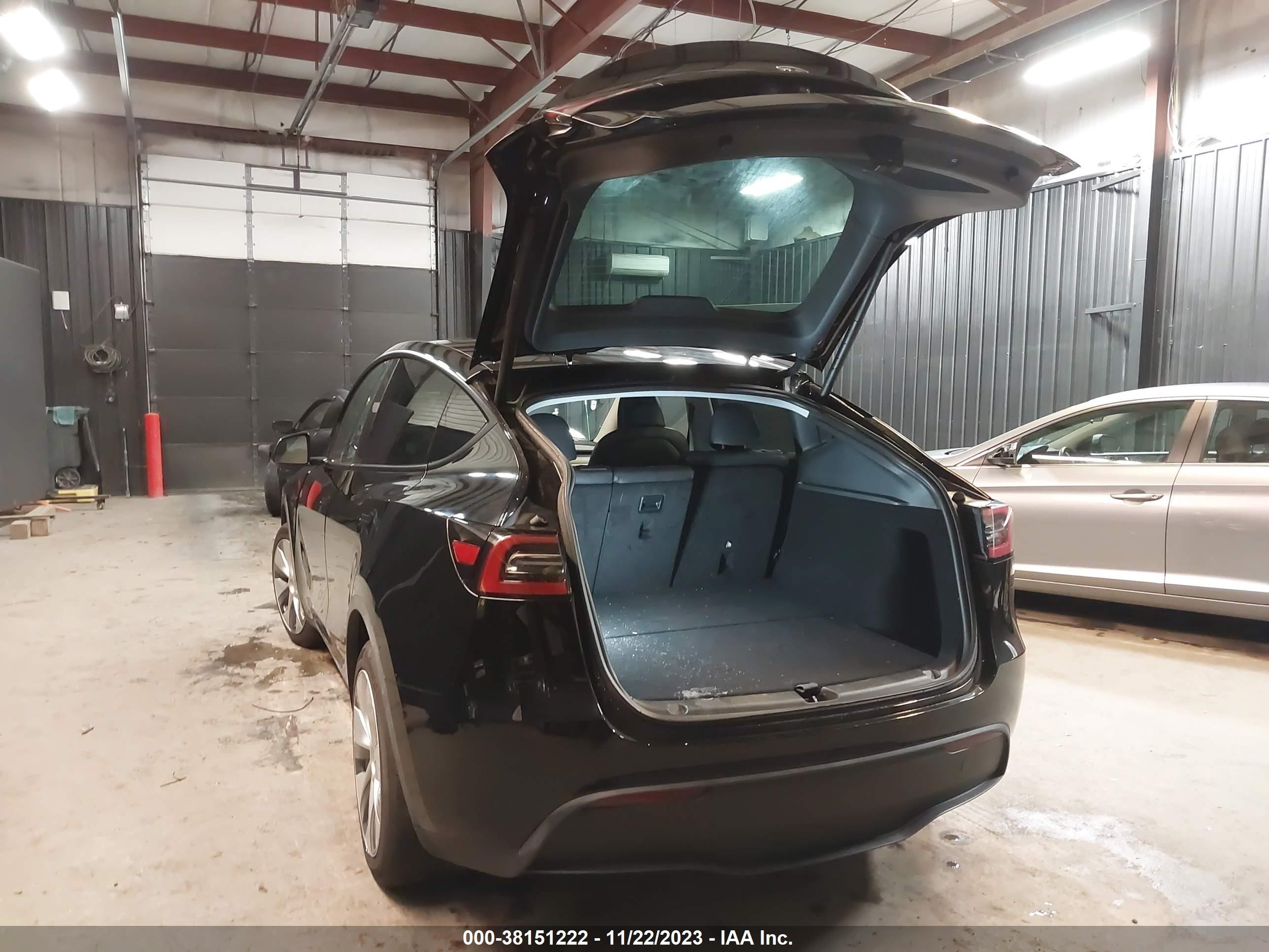 Photo 2 VIN: 7SAYGDEE4PA114864 - TESLA MODEL Y 