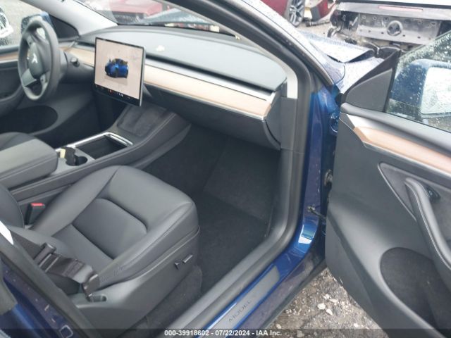 Photo 4 VIN: 7SAYGDEE4PF748114 - TESLA MODEL Y 