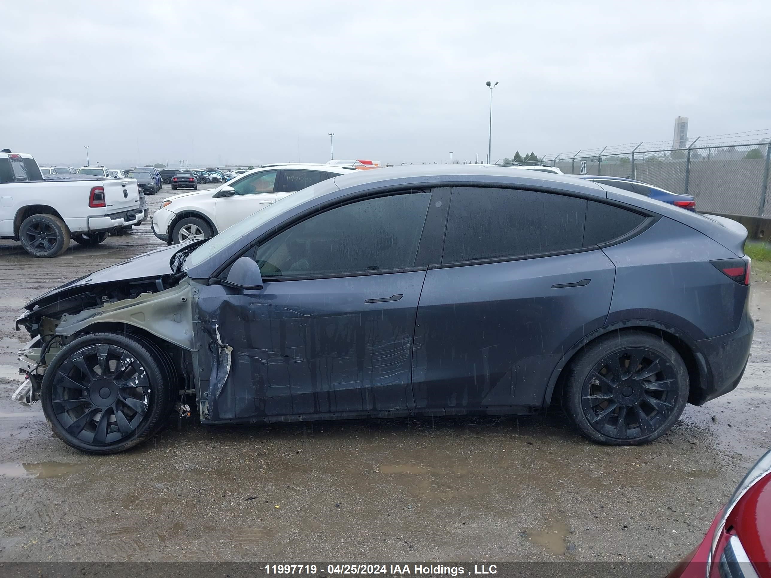 Photo 14 VIN: 7SAYGDEE5NF518482 - TESLA MODEL Y 