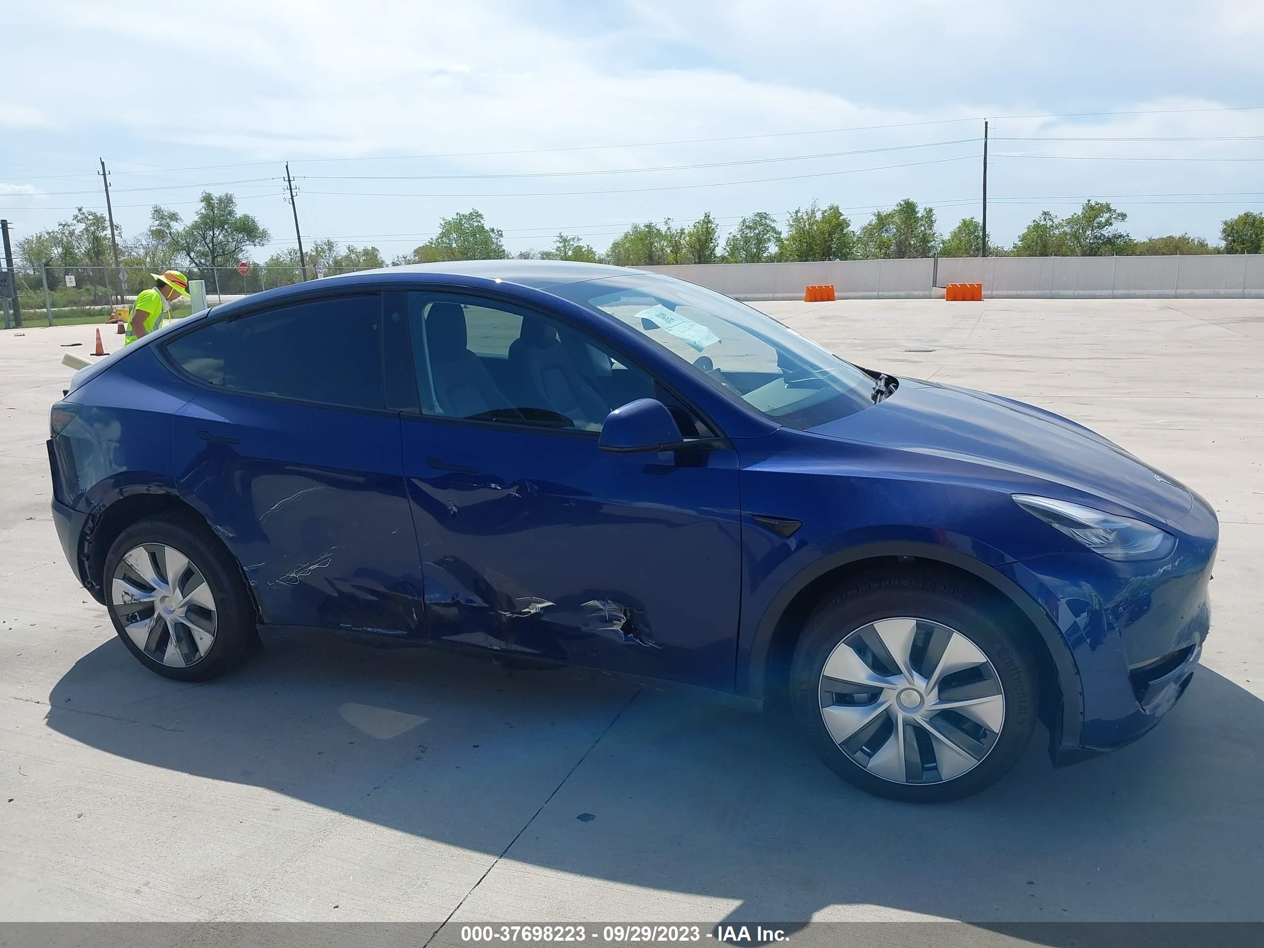 Photo 11 VIN: 7SAYGDEE5PA053895 - TESLA MODEL Y 