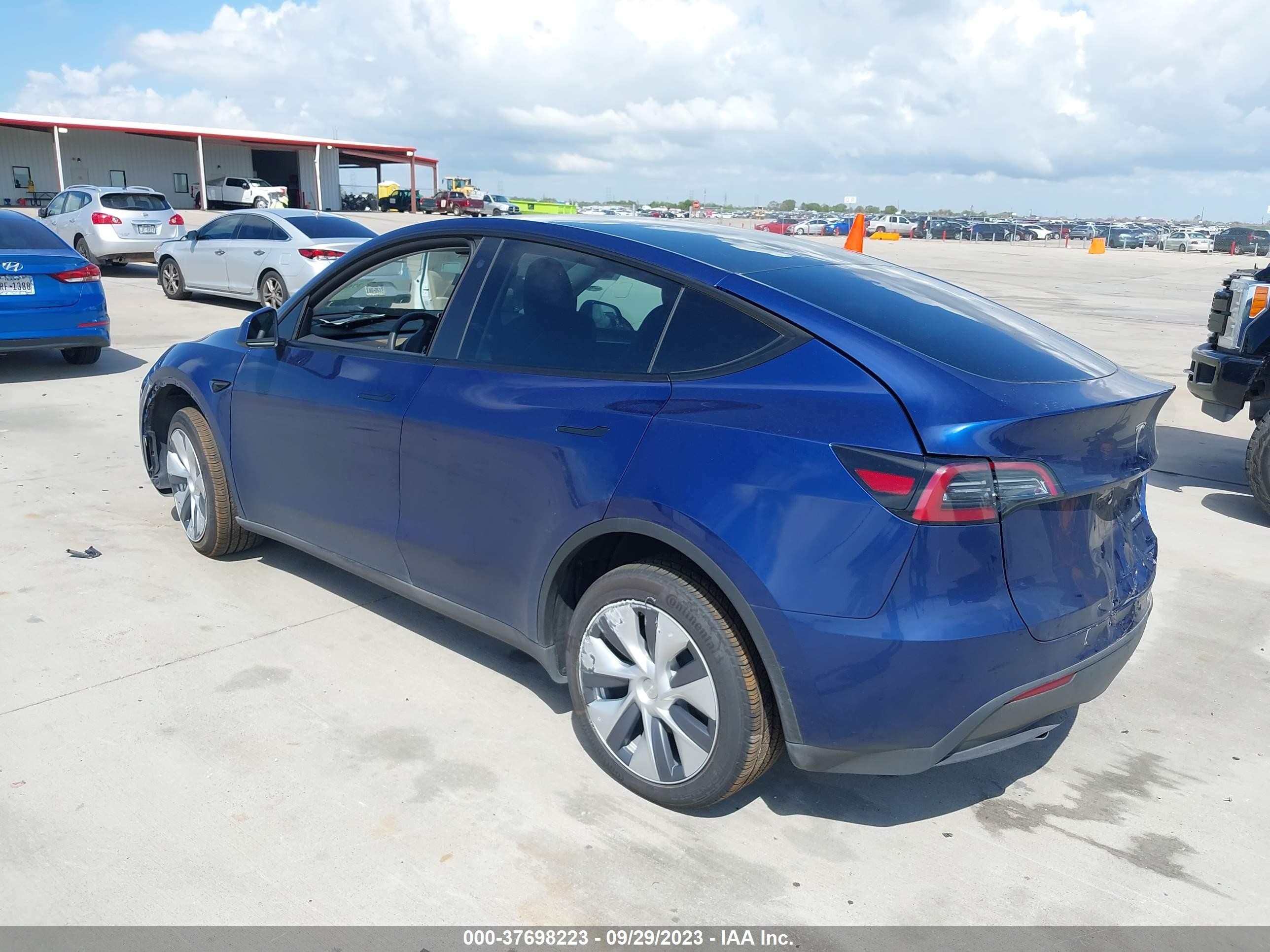 Photo 2 VIN: 7SAYGDEE5PA053895 - TESLA MODEL Y 