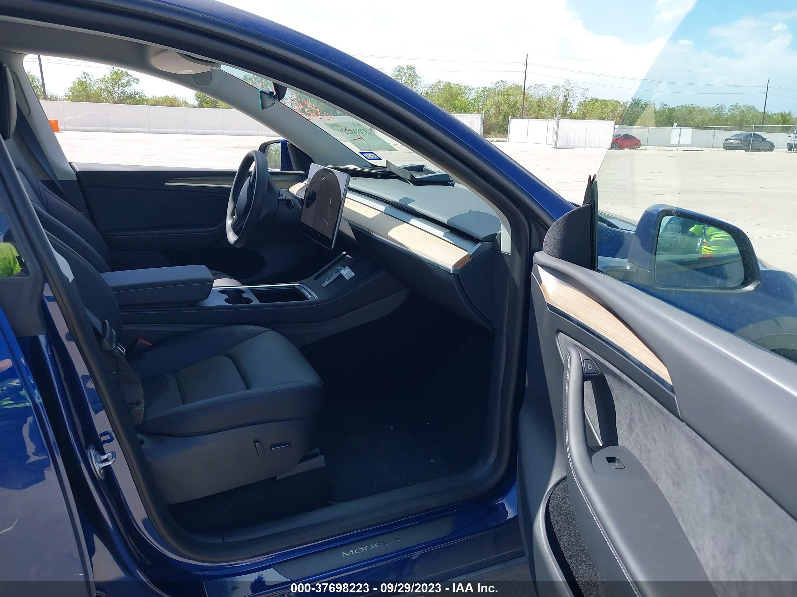 Photo 4 VIN: 7SAYGDEE5PA053895 - TESLA MODEL Y 