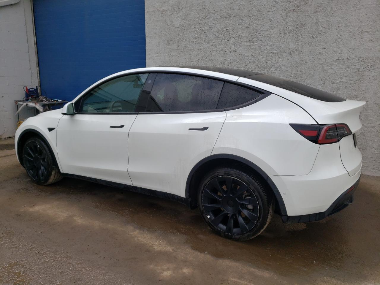 Photo 1 VIN: 7SAYGDEE6NF385814 - TESLA MODEL Y 