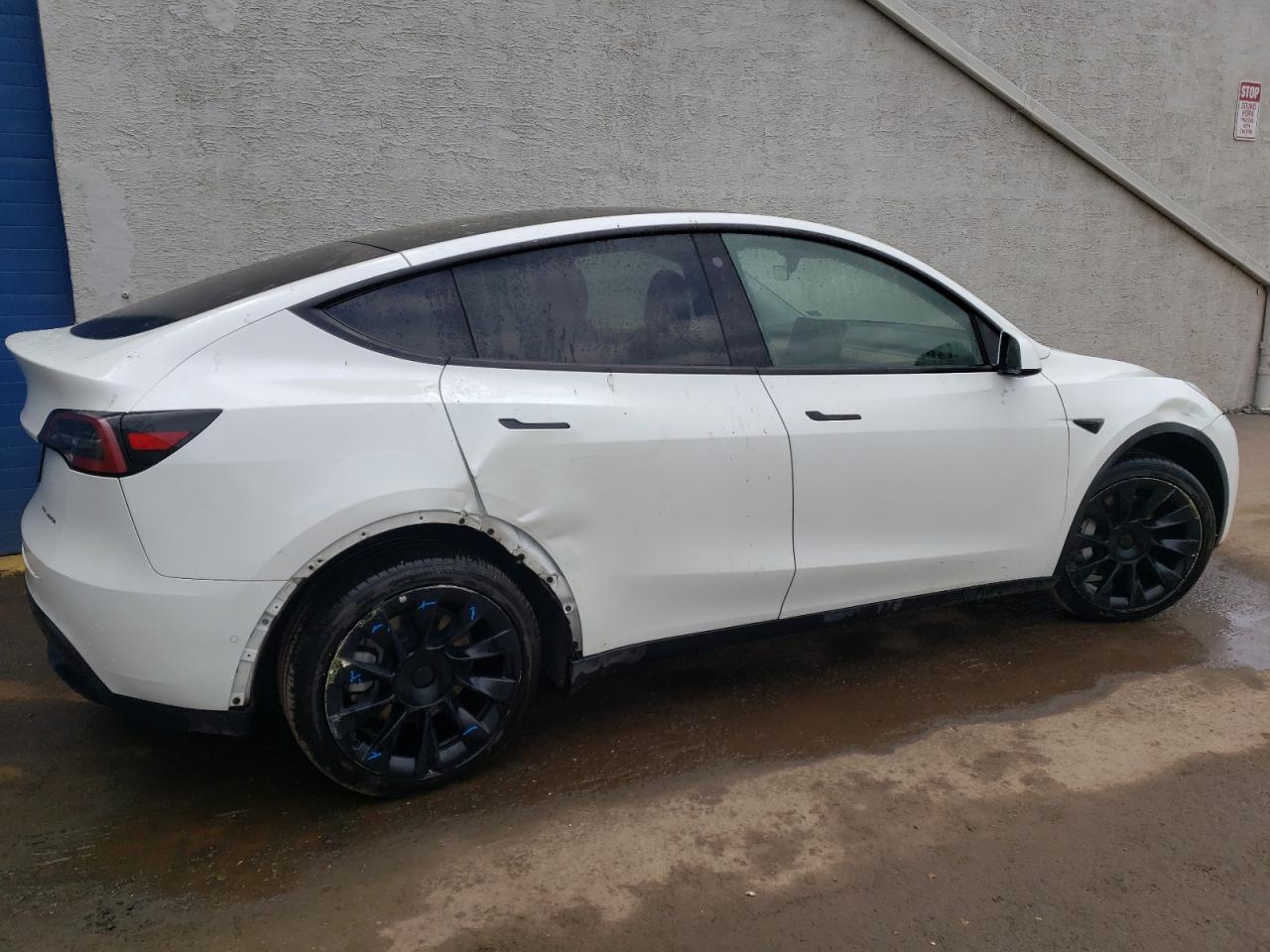 Photo 2 VIN: 7SAYGDEE6NF385814 - TESLA MODEL Y 