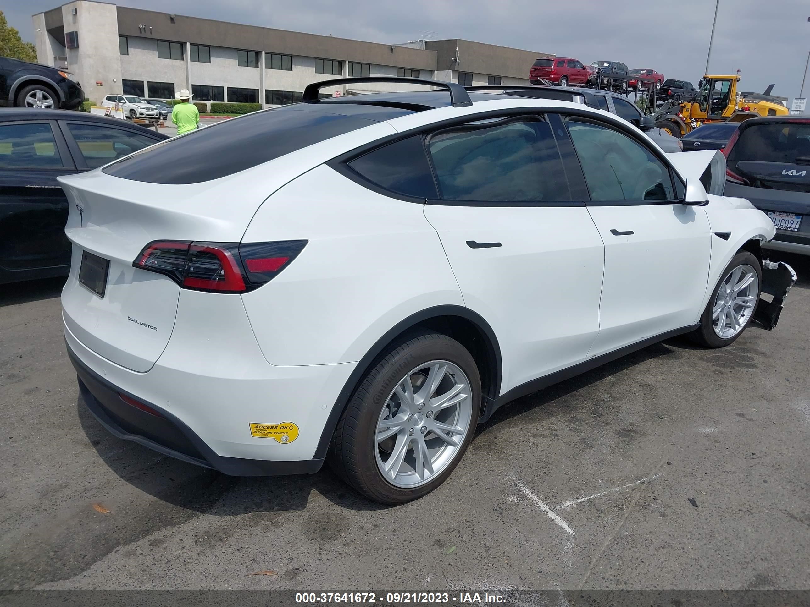 Photo 3 VIN: 7SAYGDEE6NF491518 - TESLA MODEL Y 