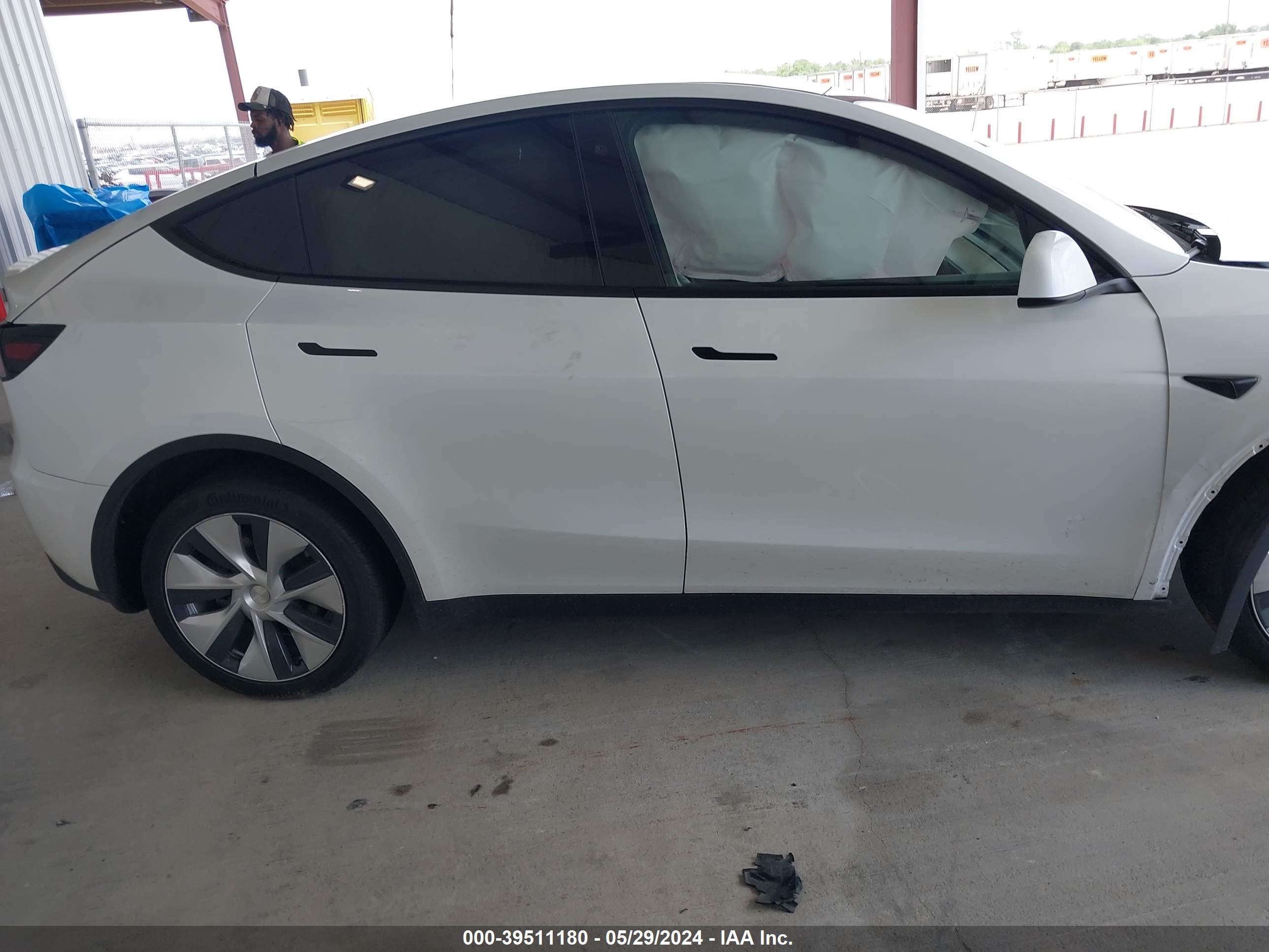 Photo 13 VIN: 7SAYGDEE6PA088073 - TESLA MODEL Y 